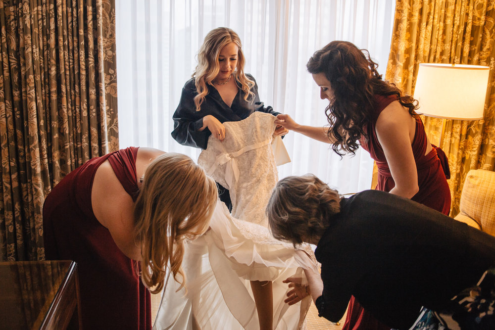 4-four-seasons-hotel-bridesmaids-prep.jpg