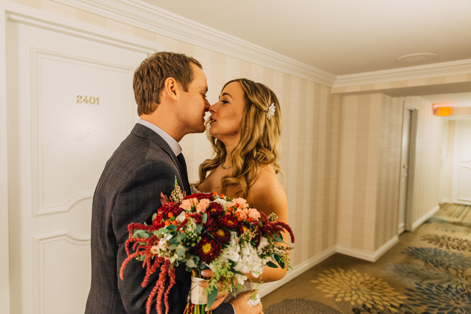 11-four-seasons-hotel-hallway-first-kiss.jpg