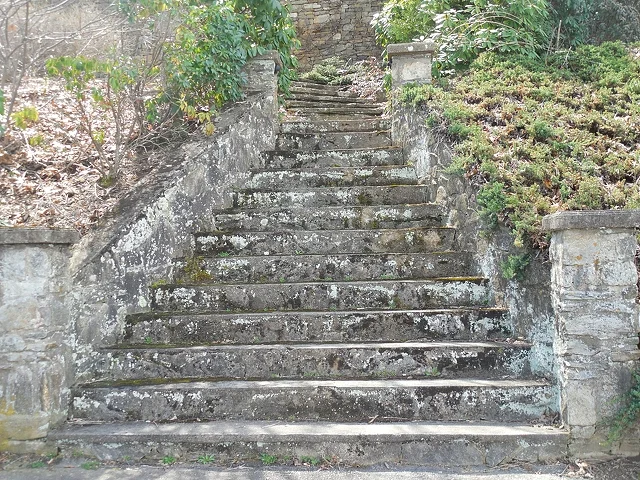 old-steps-leading-to-mountain-4896x3672_75689.jpg