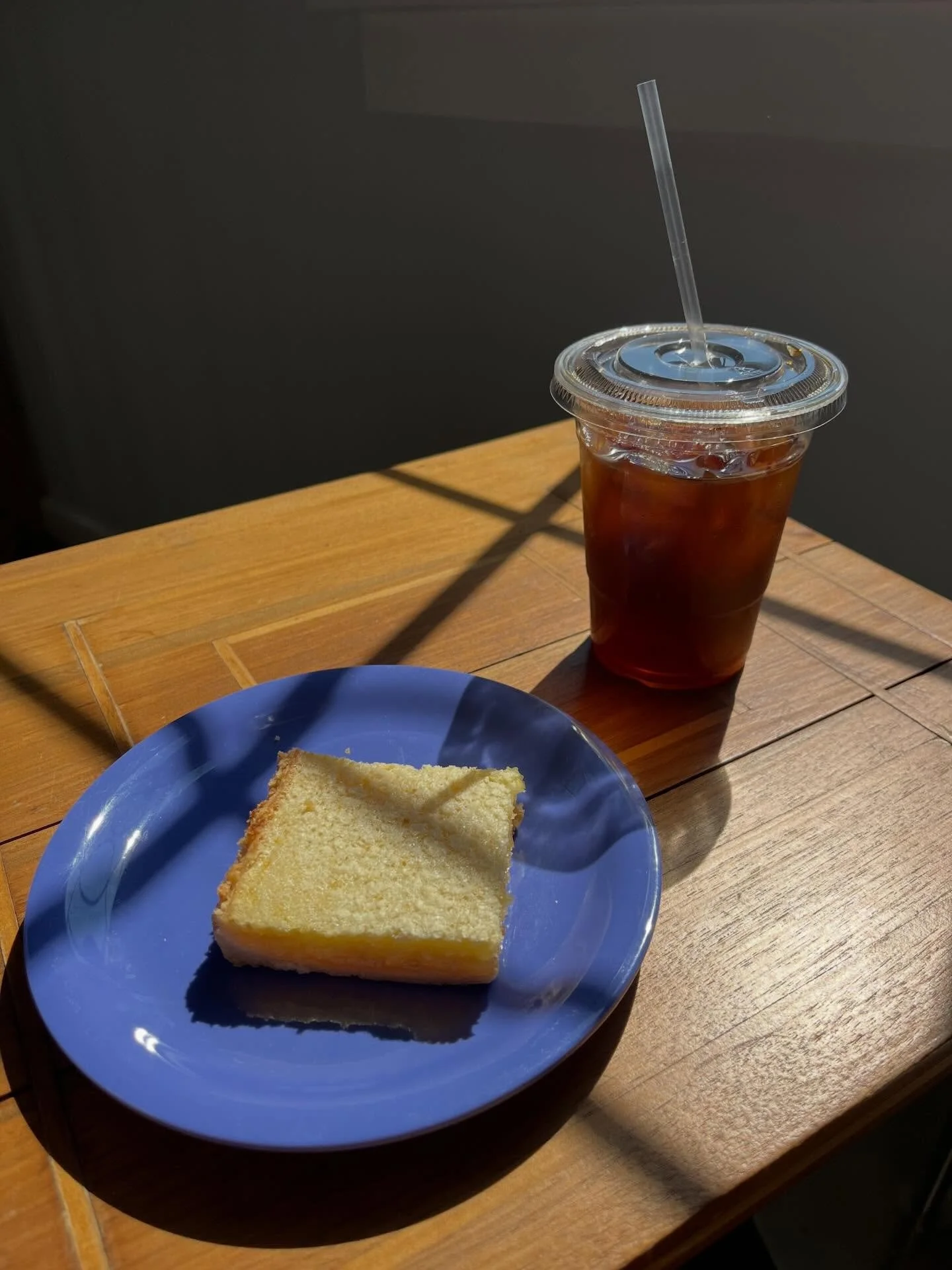 Nothing brightens a day more than sunshine! #lemonbars🍋 #coldbrew #brickgablespatio #lunchdate