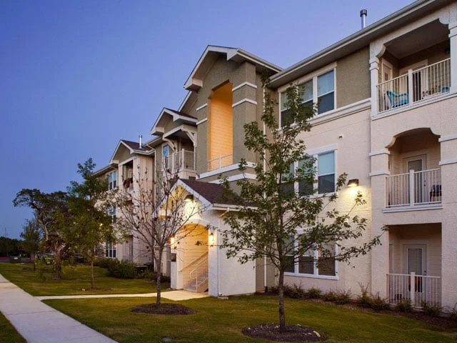 ENCINO POINTE APARTMENTS