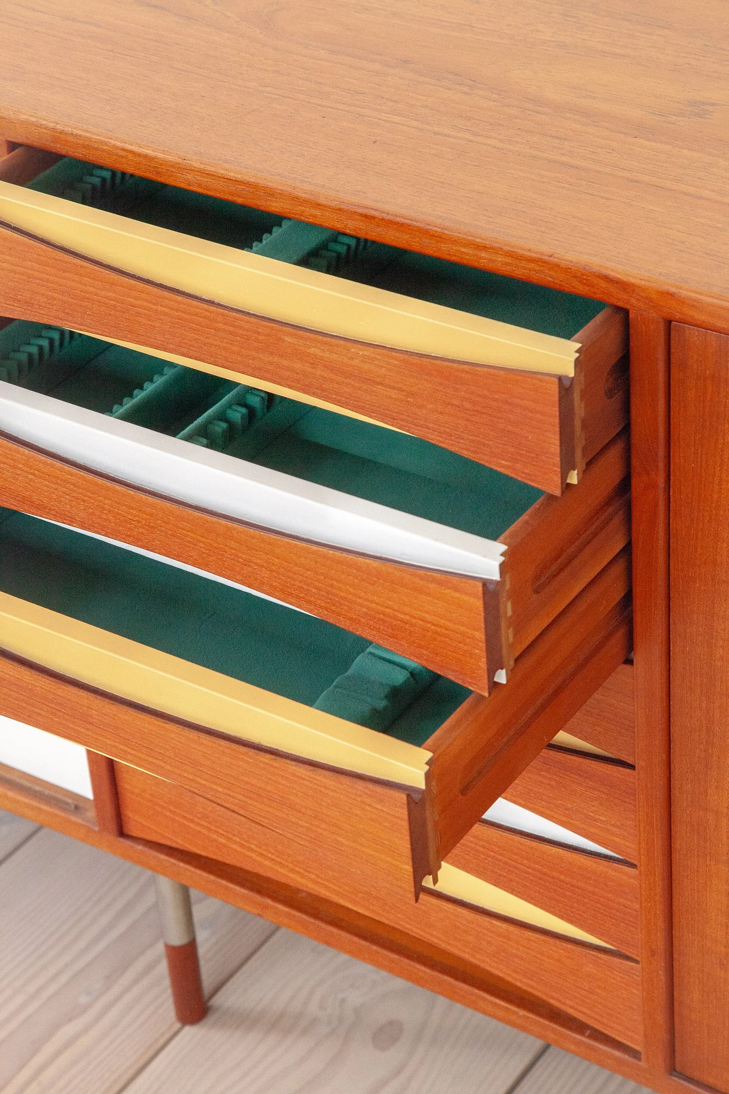 Color_Sideboard_29A_Arne_Vodder_Sibast_13.jpg