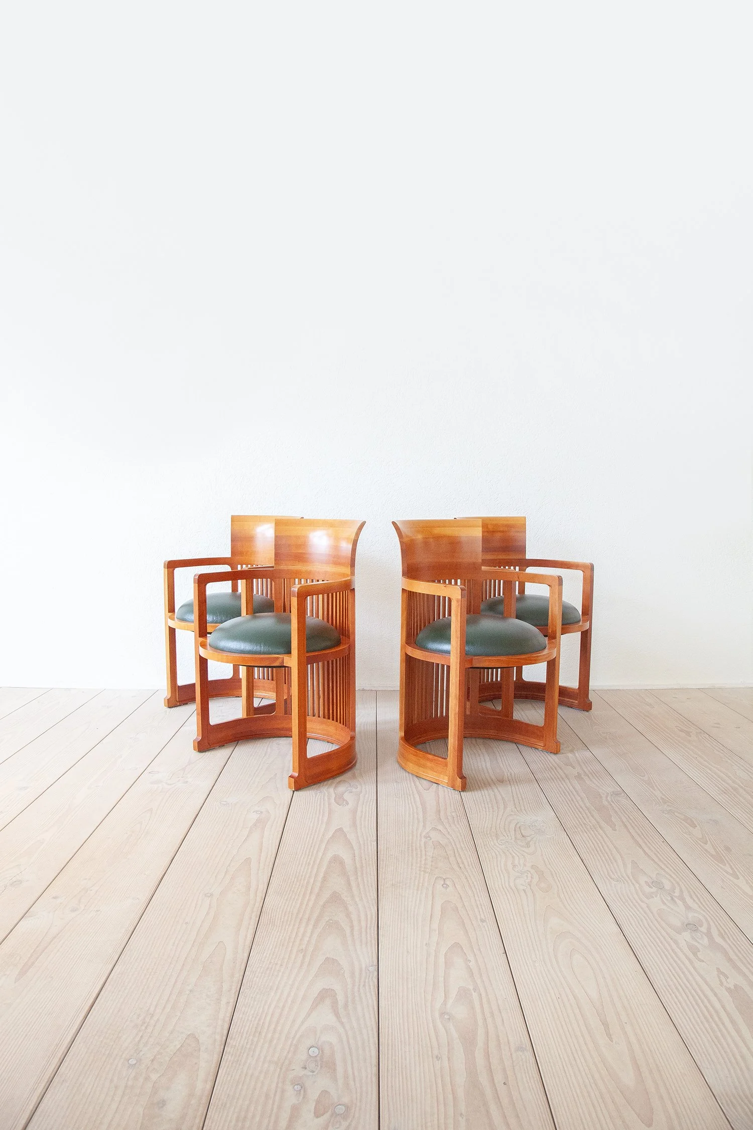 Set_of_four_Barrel_Chairs_Frank_Lloyd_Wright_Cassina_03.jpg