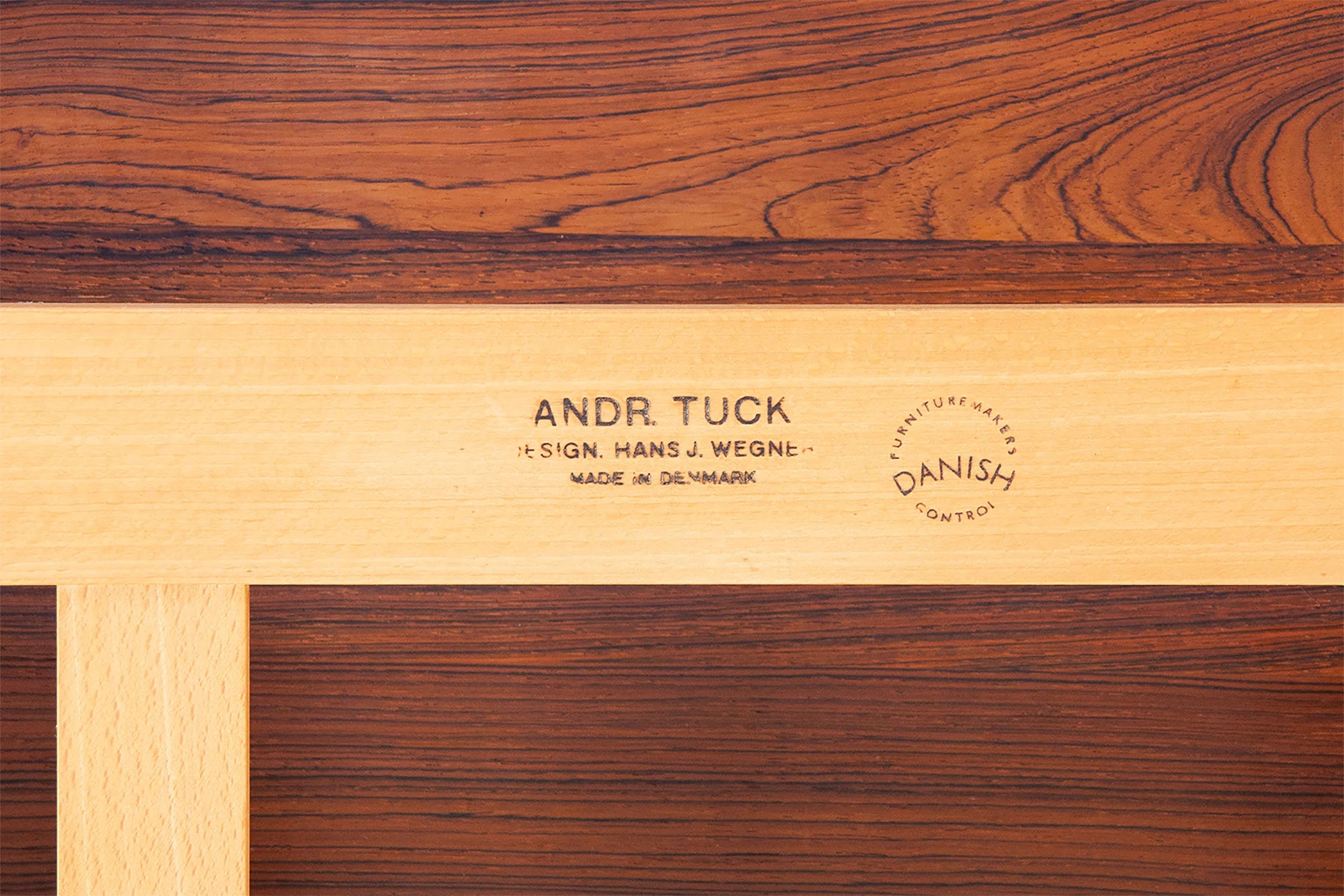 Table Wegner Tuck