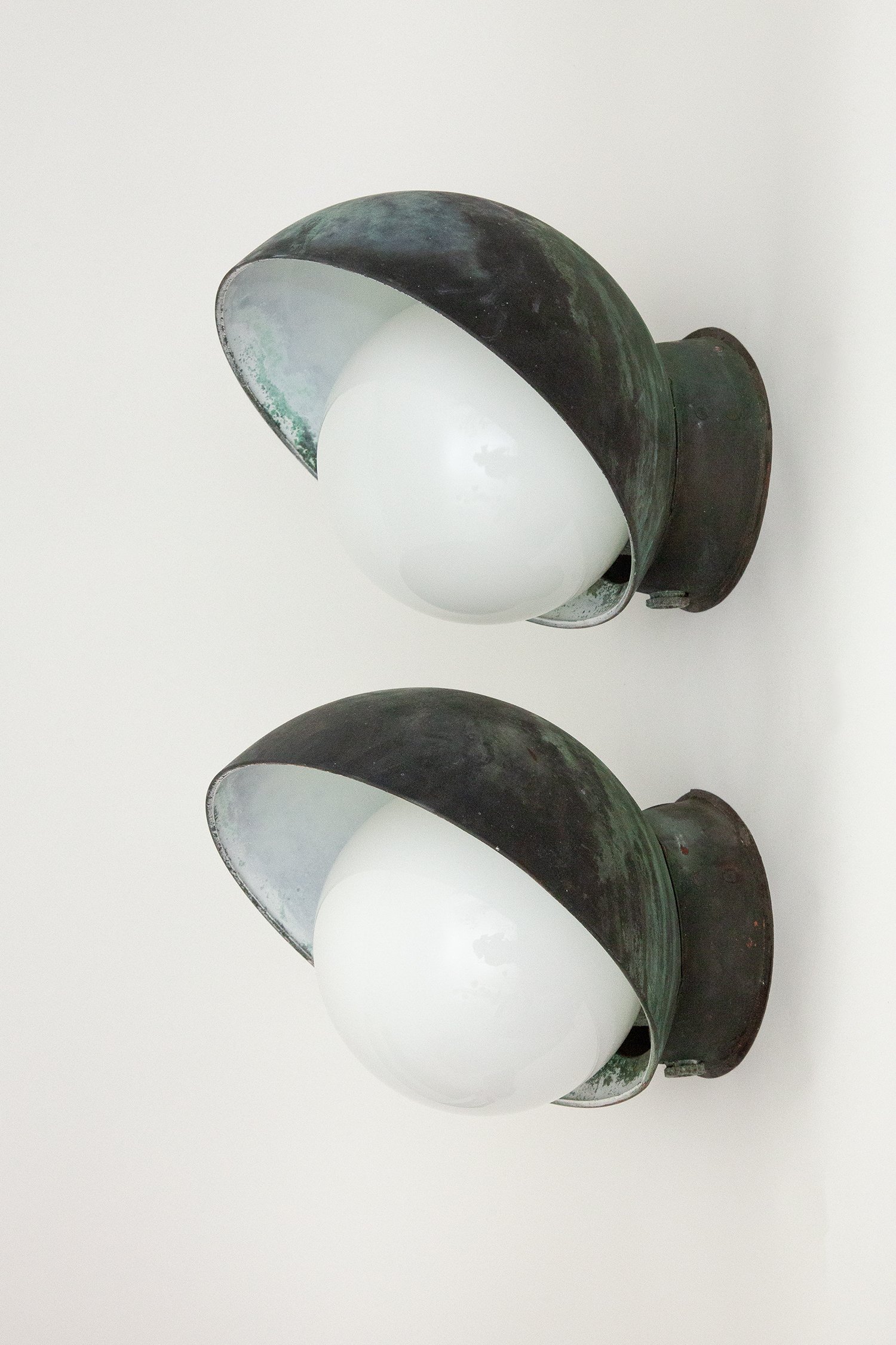 Patinated_Wall_Lamp_Paavo_Tynell_04.jpg