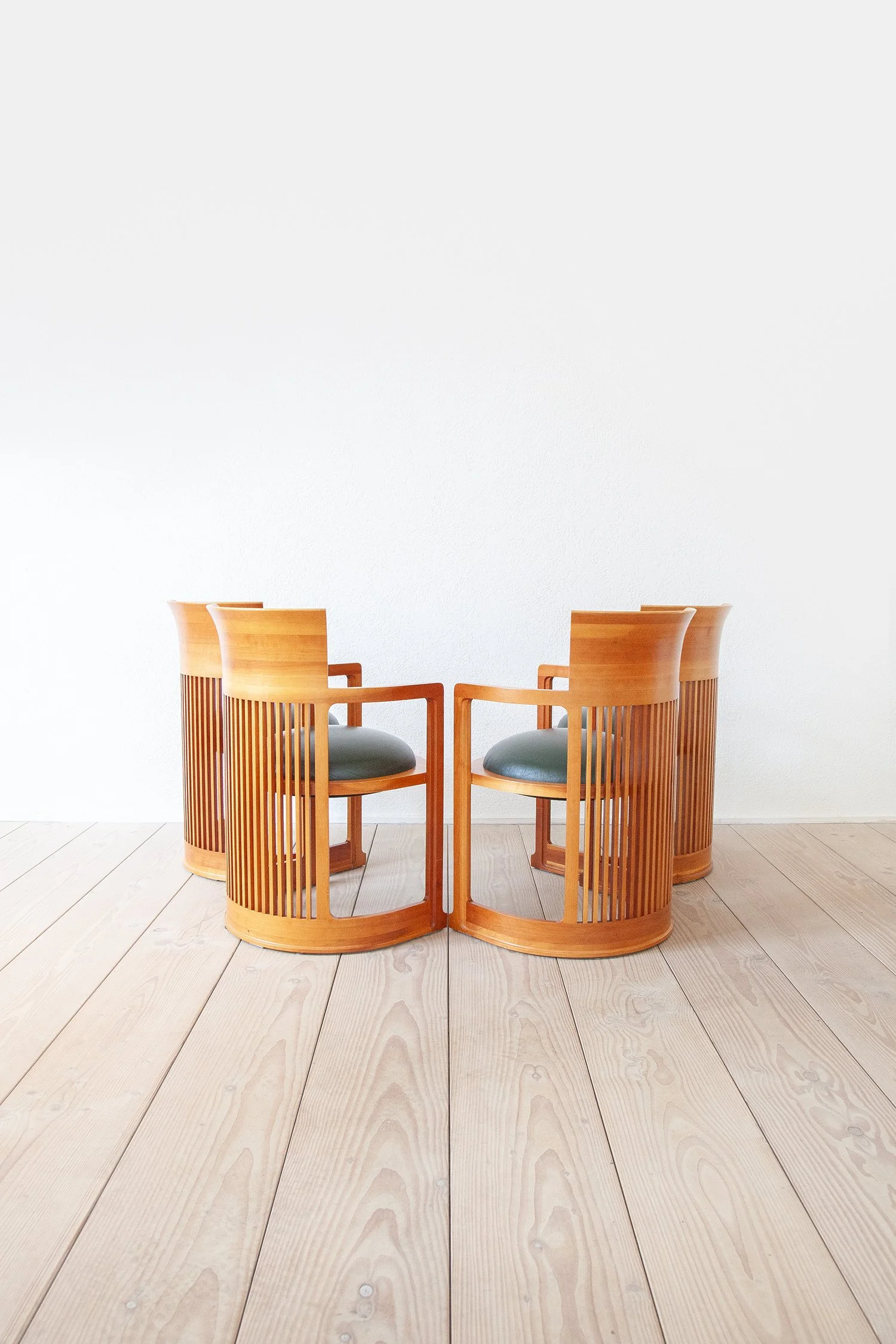 Set_of_four_Barrel_Chairs_Frank_Lloyd_Wright_Cassina_04.jpg