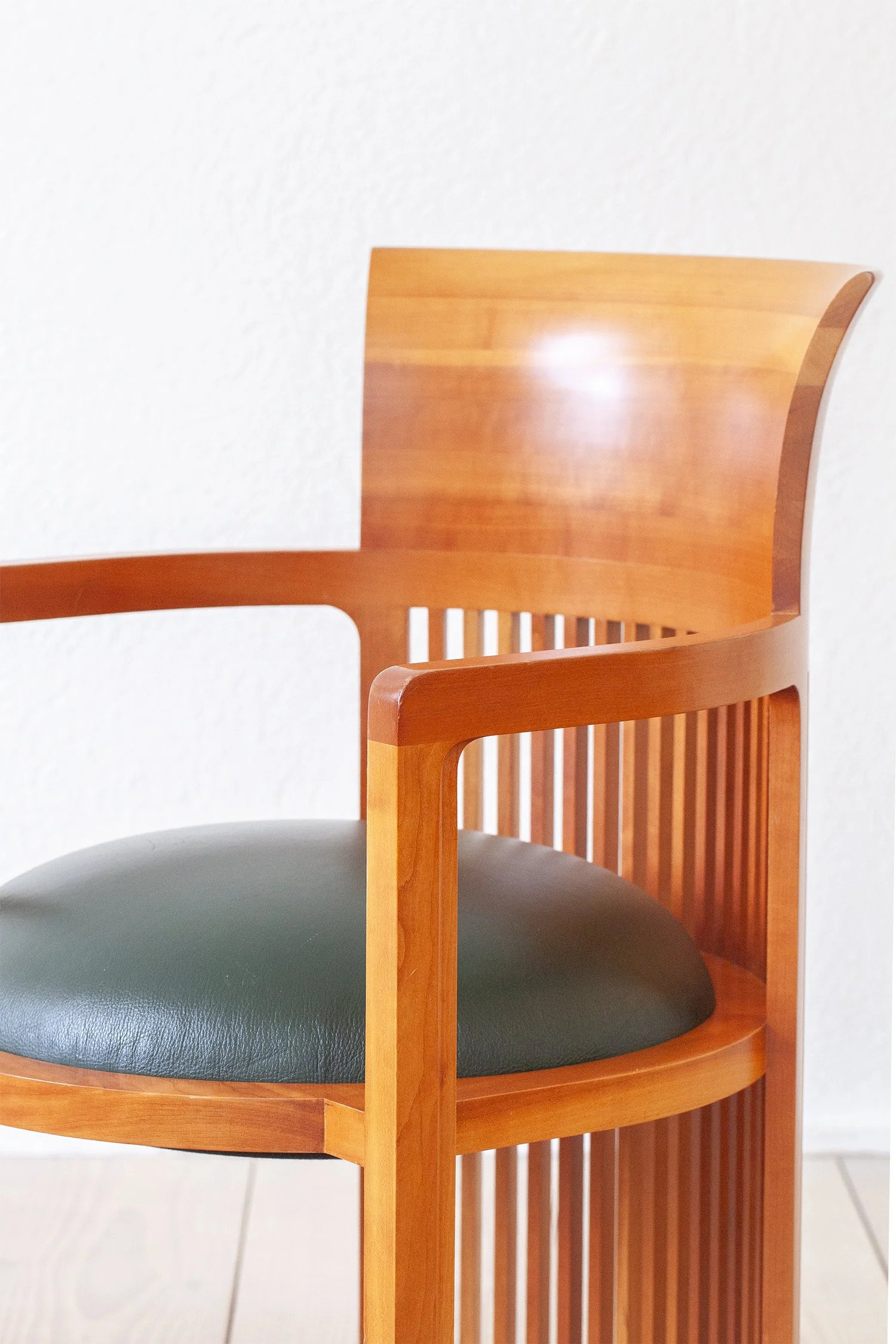 Set_of_four_Barrel_Chairs_Frank_Lloyd_Wright_Cassina_10.jpg
