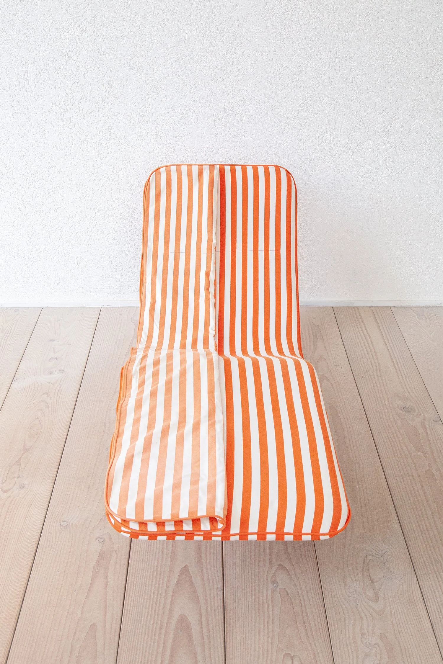 Chaise_Longue_Red_F10_001_Nurmesniemi_Vuokko_15.jpg