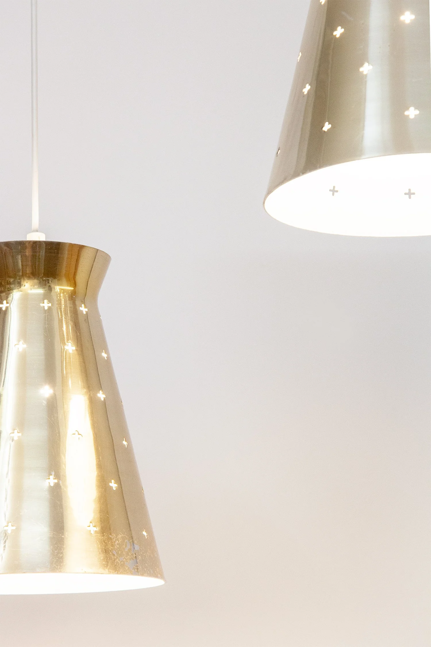 Perforated_Brass_Pendant_Hillebrand_1950s_08.jpg