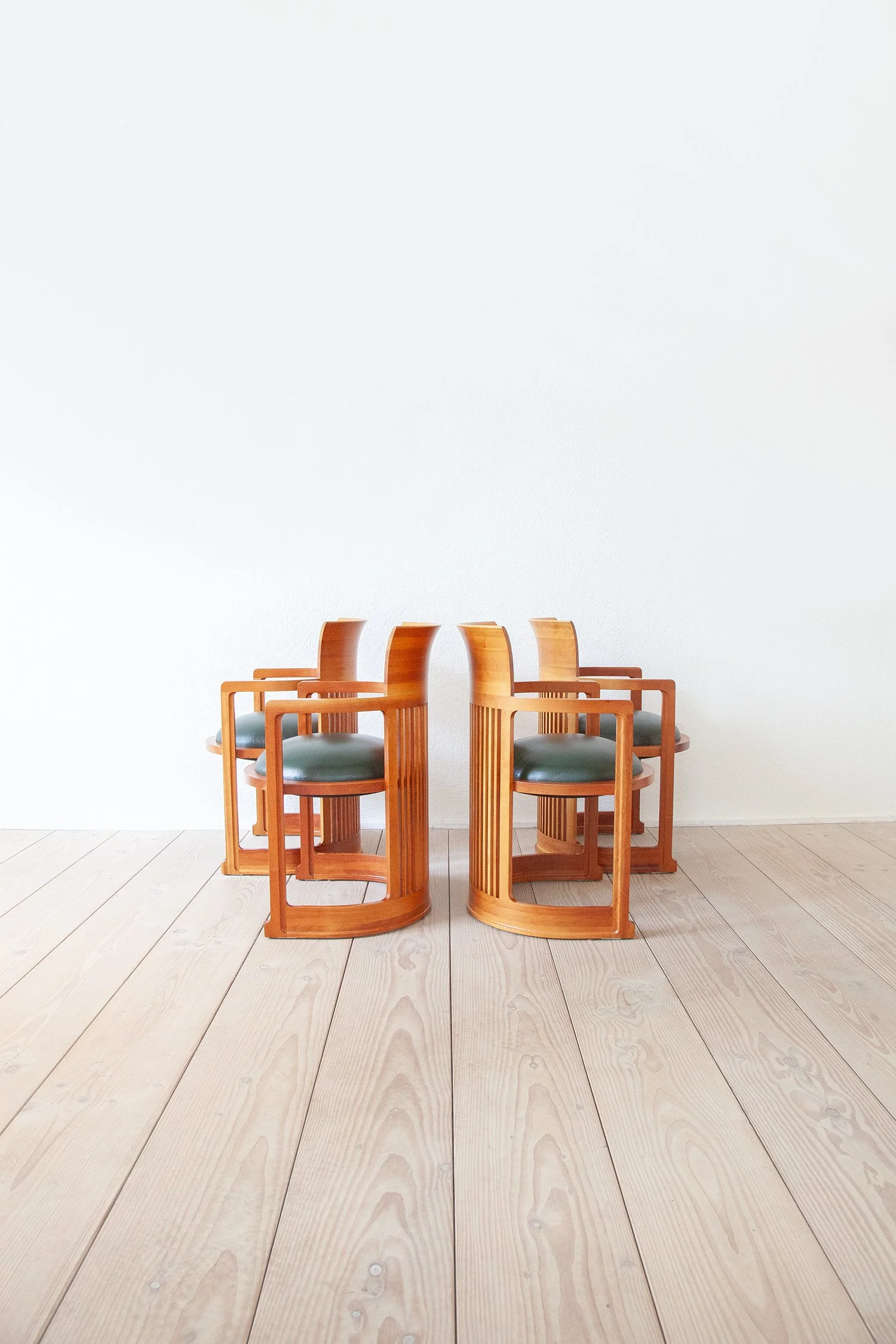 Set_of_four_Barrel_Chairs_Frank_Lloyd_Wright_Cassina_02.jpg