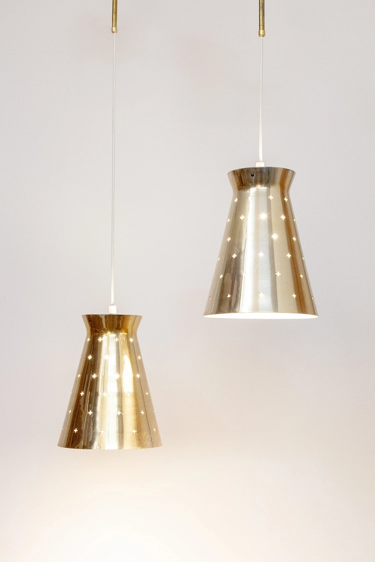 Perforated_Brass_Pendant_Hillebrand_1950s_05.jpg