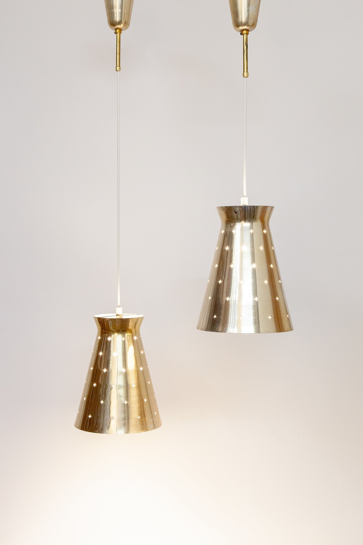 Perforated_Brass_Pendant_Hillebrand_1950s_01.jpg
