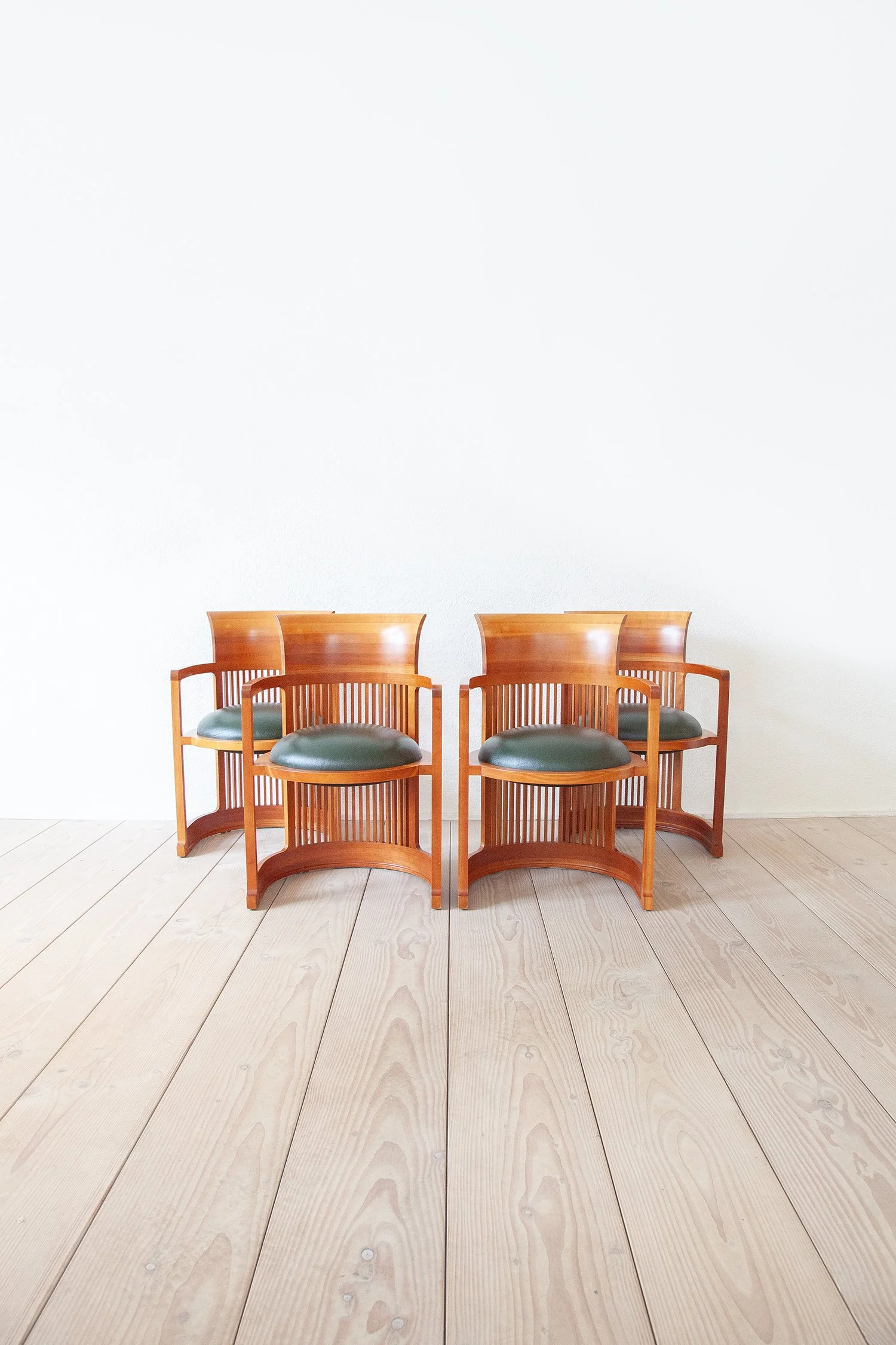 Set_of_four_Barrel_Chairs_Frank_Lloyd_Wright_Cassina_01.jpg