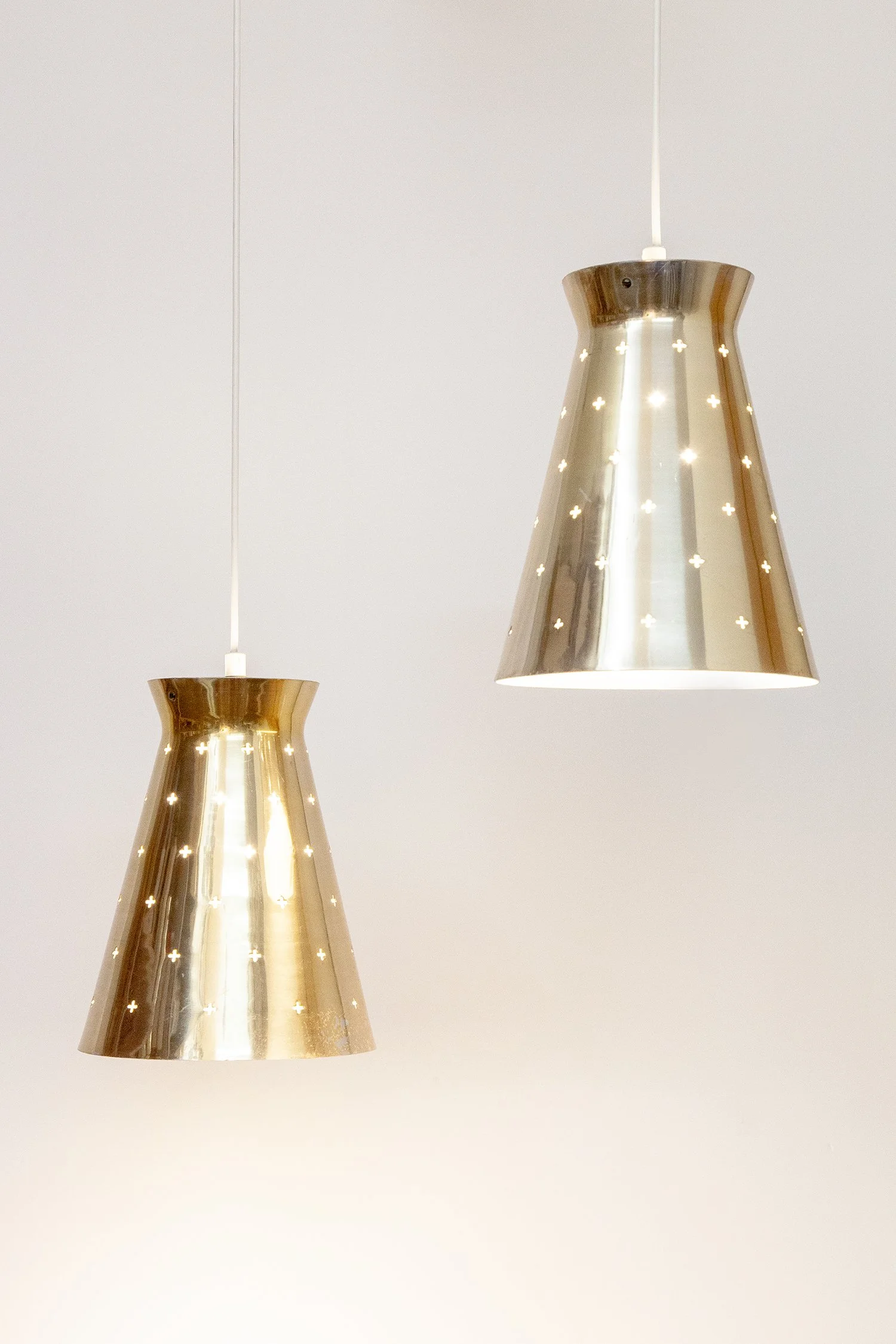 Perforated_Brass_Pendant_Hillebrand_1950s_04.jpg