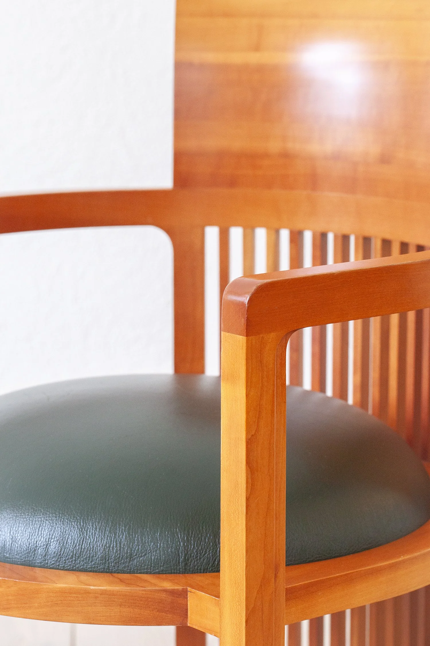 Set_of_four_Barrel_Chairs_Frank_Lloyd_Wright_Cassina_09.jpg