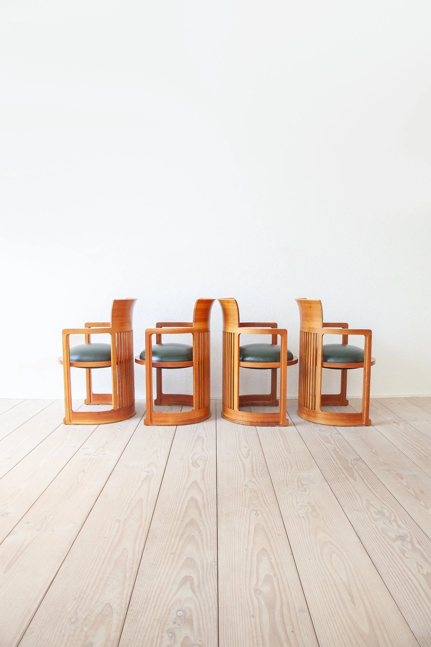 Set_of_four_Barrel_Chairs_Frank_Lloyd_Wright_Cassina_07.jpg