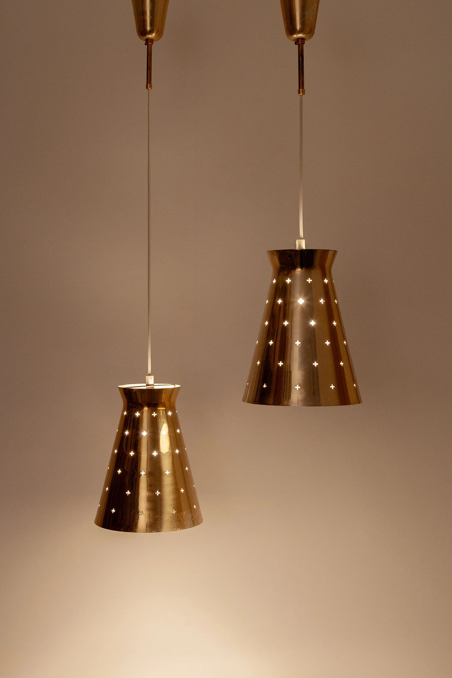 Perforated_Brass_Pendant_Hillebrand_1950s_11.jpg