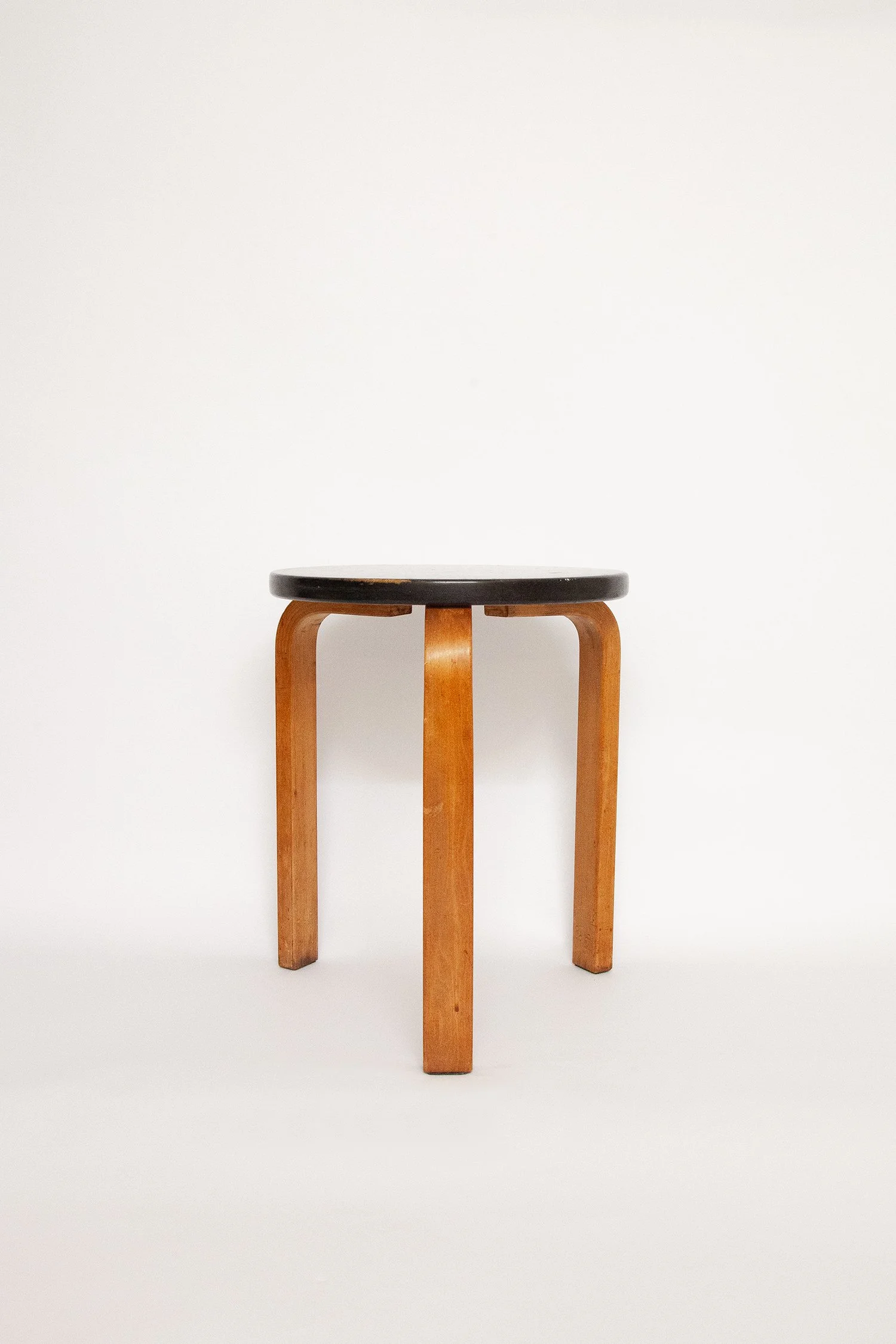 Old_Aalto_Stool_60_01.jpg