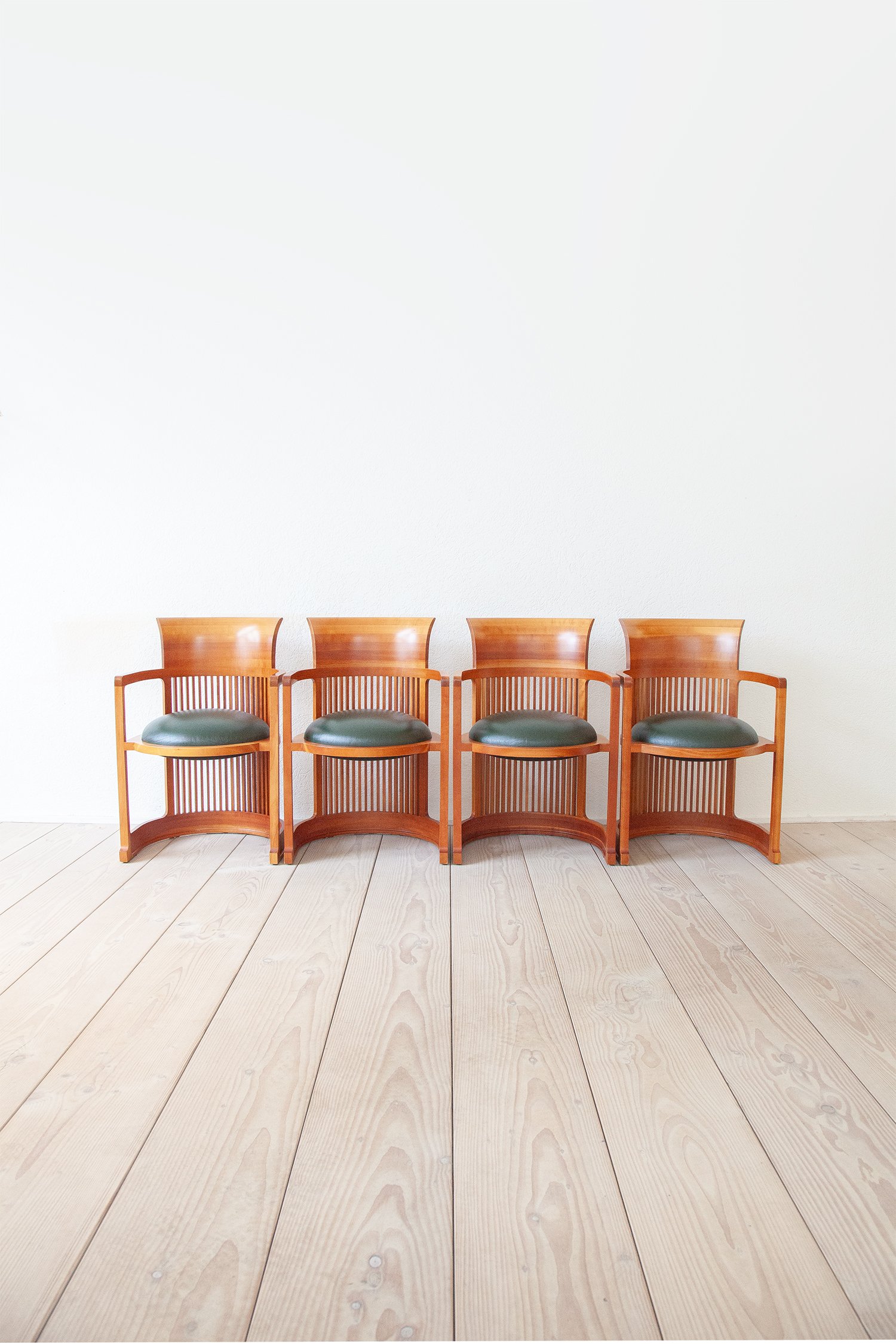 Set_of_four_Barrel_Chairs_Frank_Lloyd_Wright_Cassina_06.jpg