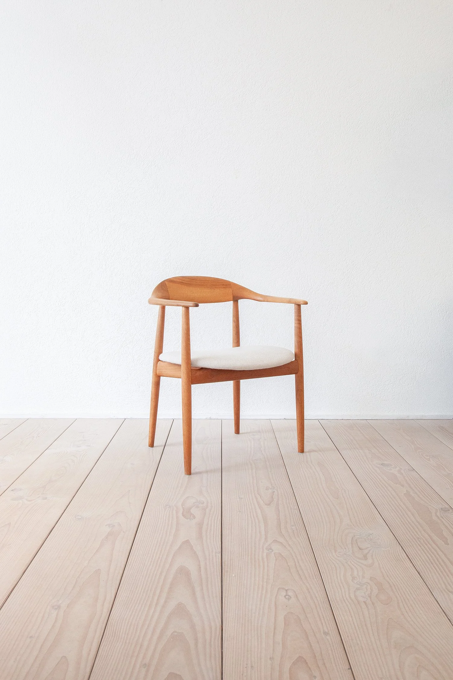 Danish_Dyrlund_Armchair_02.jpg