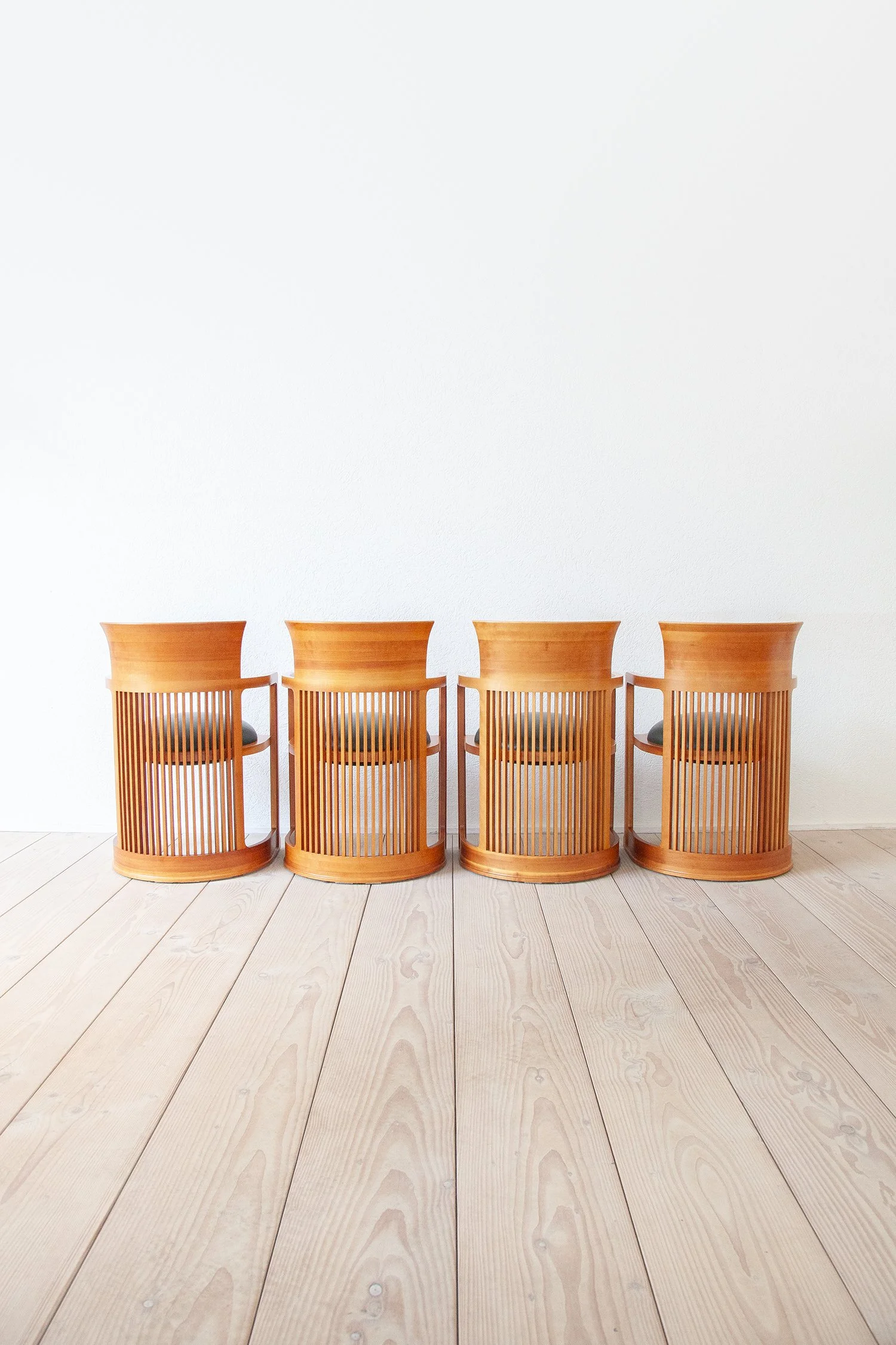 Set_of_four_Barrel_Chairs_Frank_Lloyd_Wright_Cassina_08.jpg