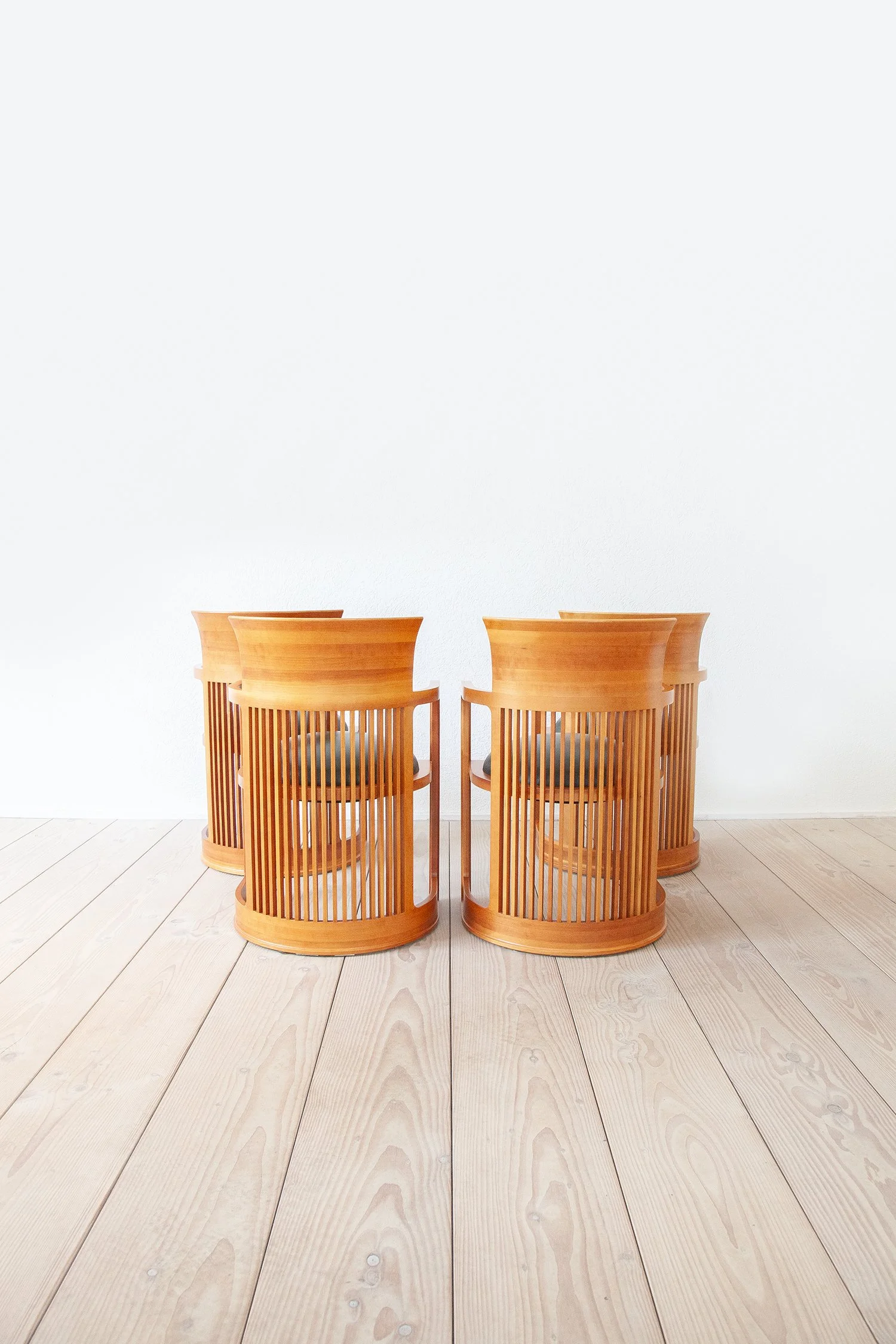 Set_of_four_Barrel_Chairs_Frank_Lloyd_Wright_Cassina_05.jpg