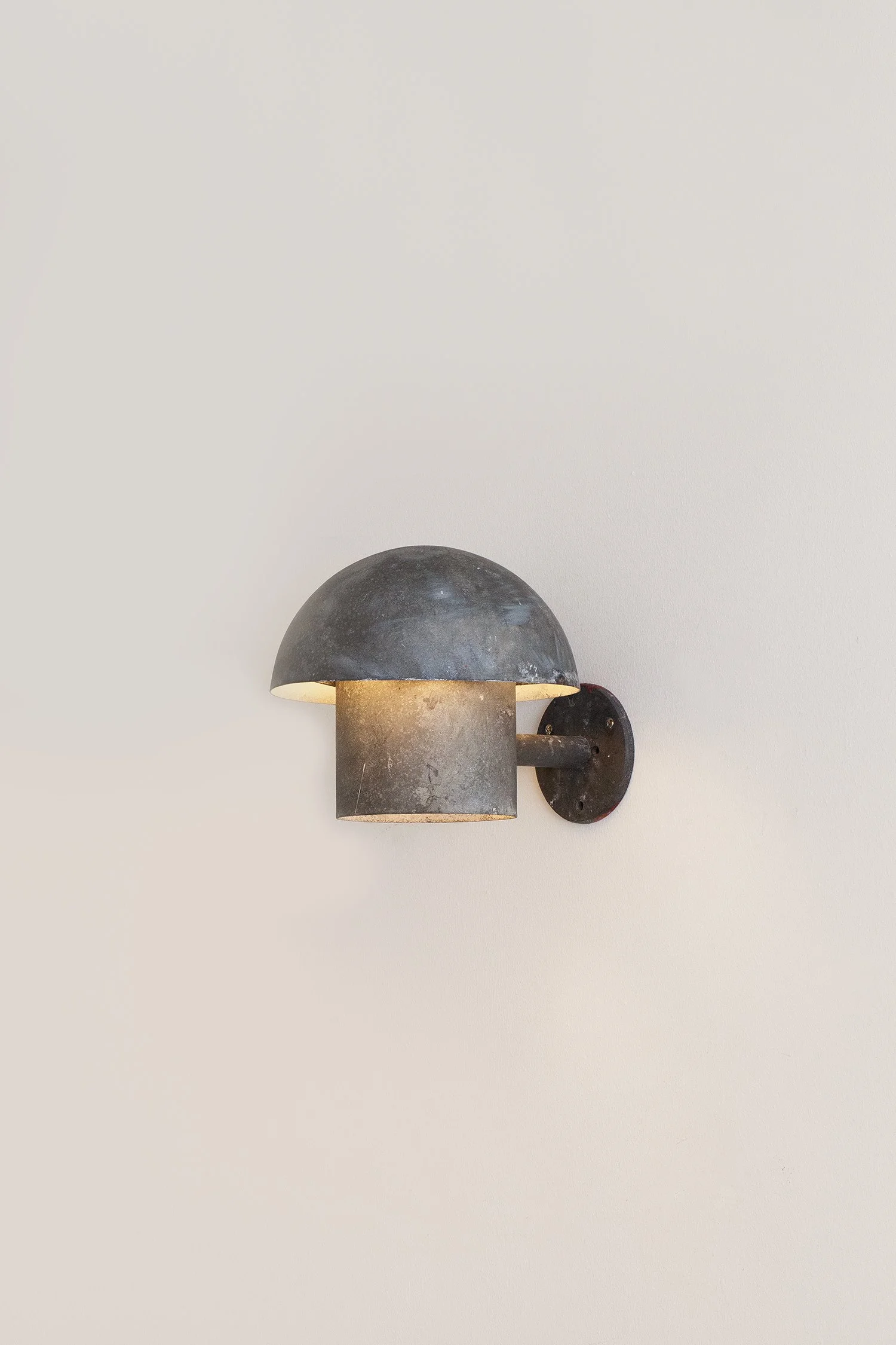 Wall_Light_Bjarne_Bech_Louis_Poulsen_03.jpg