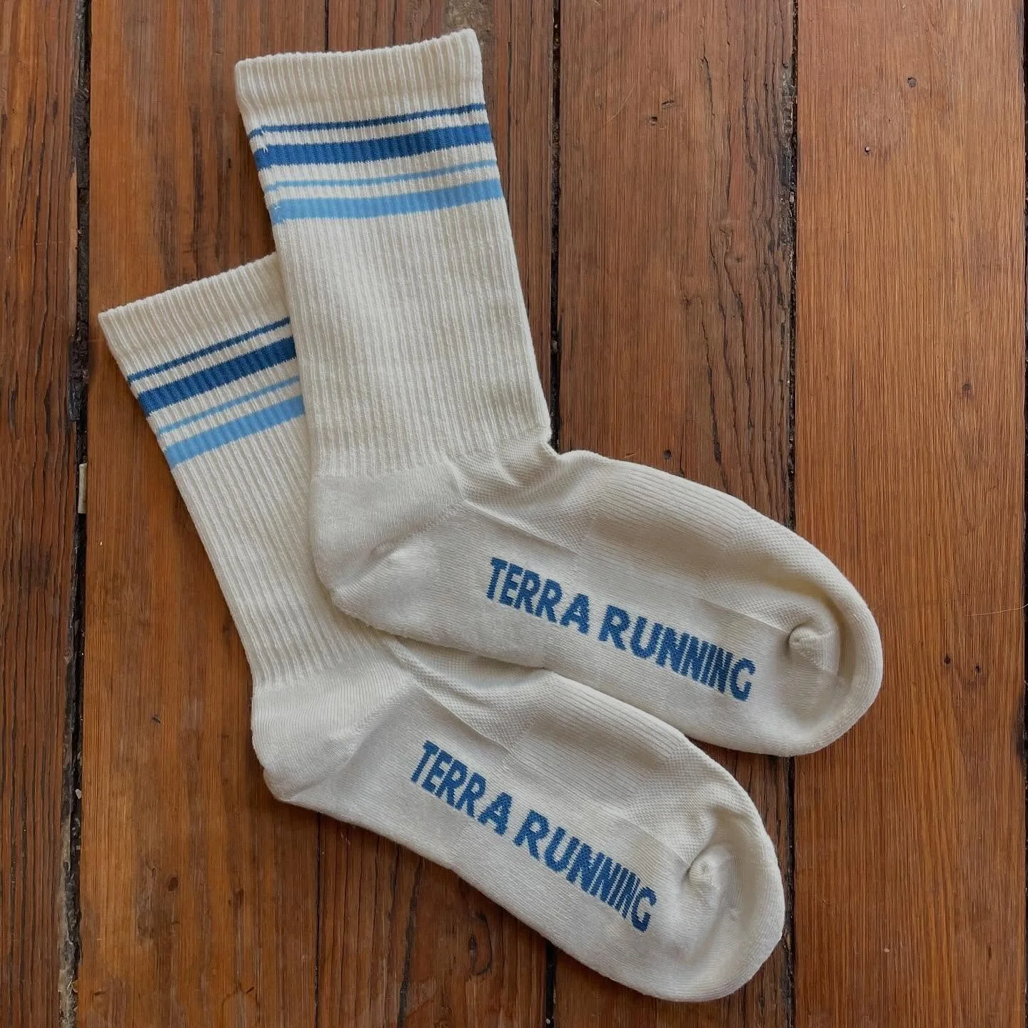 Cold on your run? 🥶

Be sure to wear a good pair of moisture-wicking socks, along with some running gloves, and a hat that covers your ears! 🧦🧤🧢

For good temperature regulation, also consider running in a vest to keep your core warm while allowi