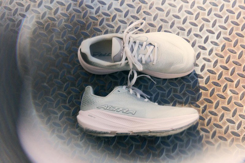 It&rsquo;s got the Altra Fit, with room for your toes and a secure midfoot for natural movement. A low 4mm drop with rocker shape geometry helps promote natural body alignment and an efficient toe-off. With an updated engineered mesh upper and a rede