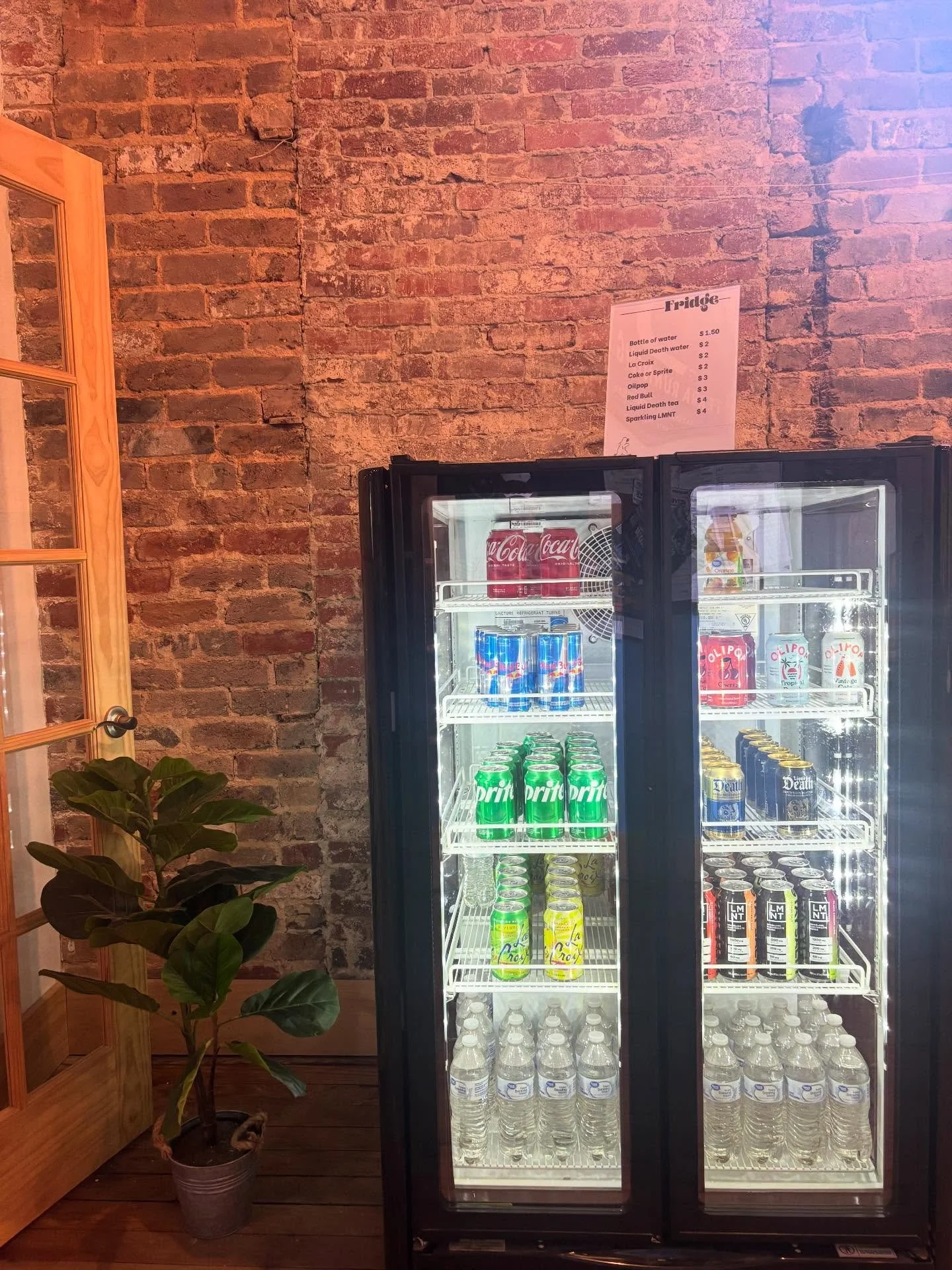 We see you stopping in for a cool drink mid-run 🔥 and yes, we take Apple Pay.