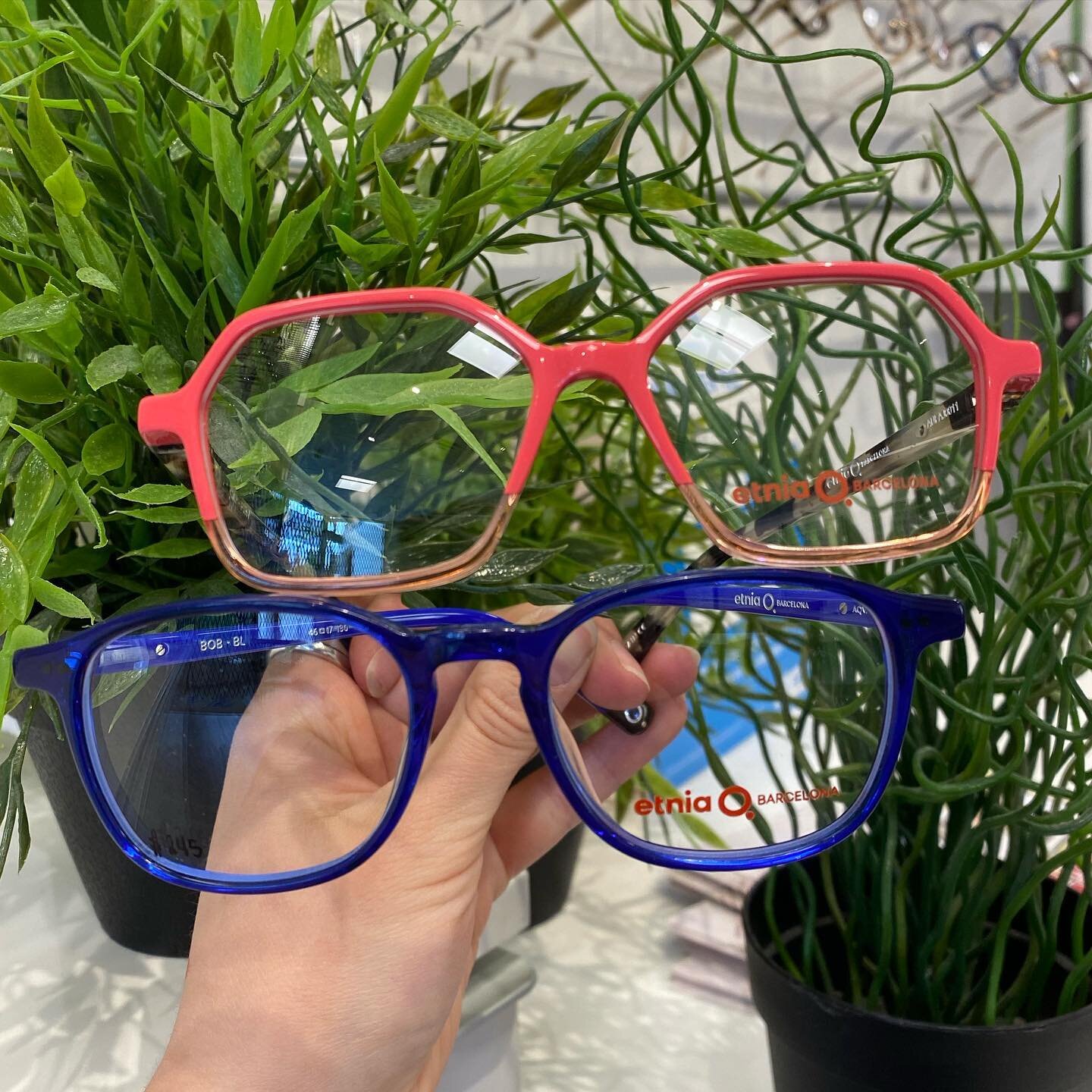 We&rsquo;re sure you love statement pieces as much as we do! All of our frames come in various colours for those of you who are looking to add a pop of colour to your look. Just ask if you want to see more styles!
.
.
.
.
#insightoptical #northburnab