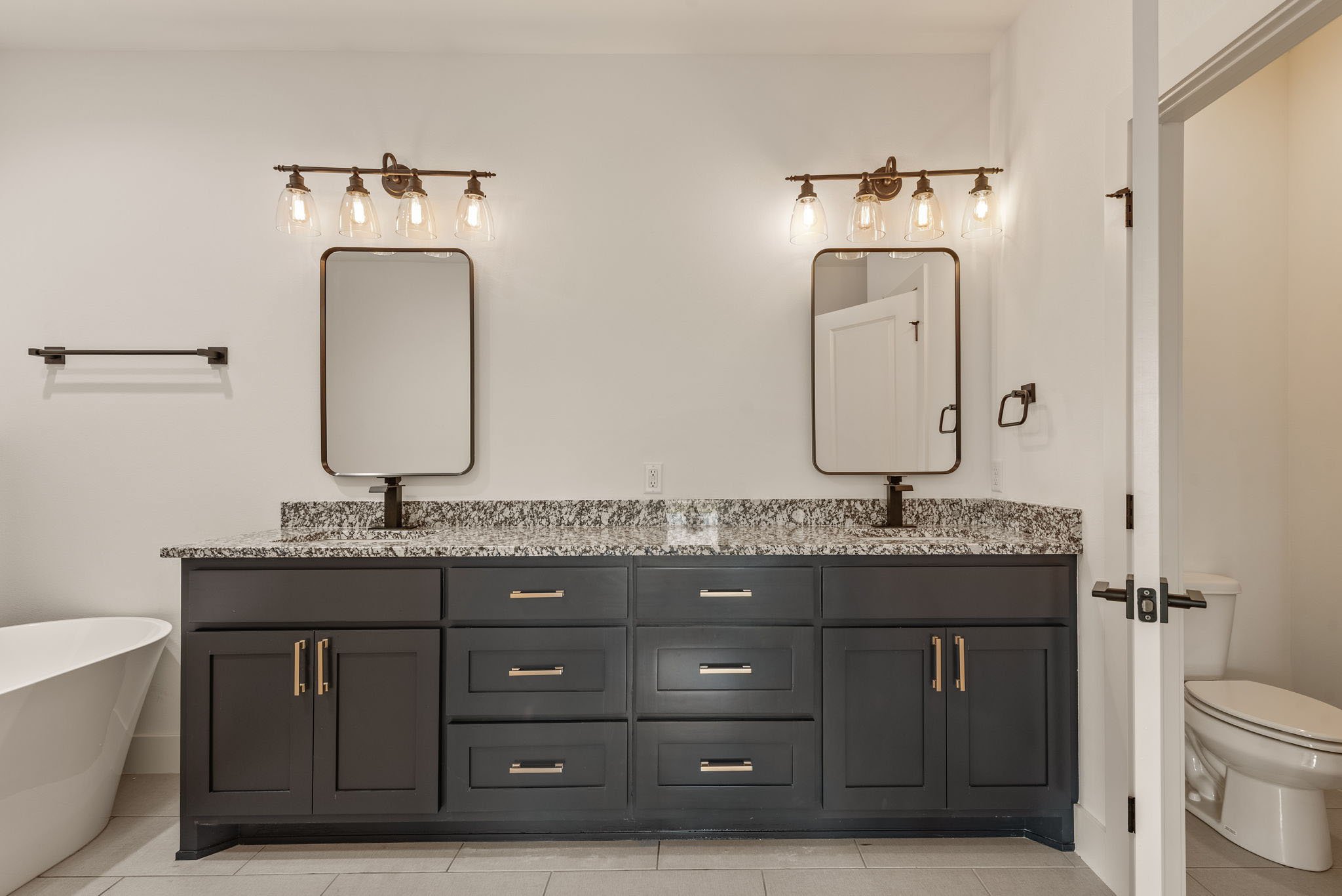 30-web-or-mls-2402 E Northampton St_Int_GCREP-18.jpg