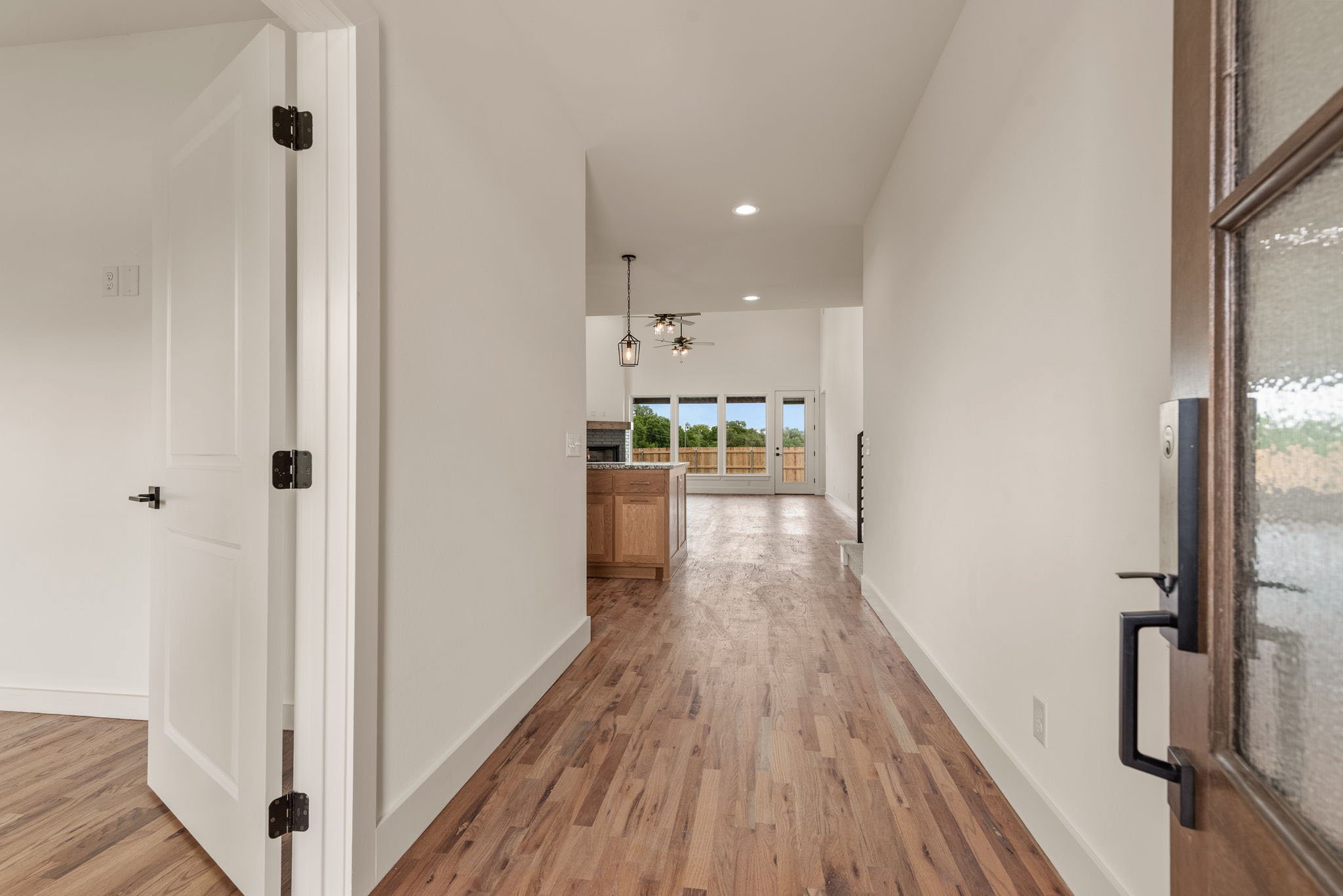 7-web-or-mls-2402 E Northampton St_Int_GCREP-33.jpg