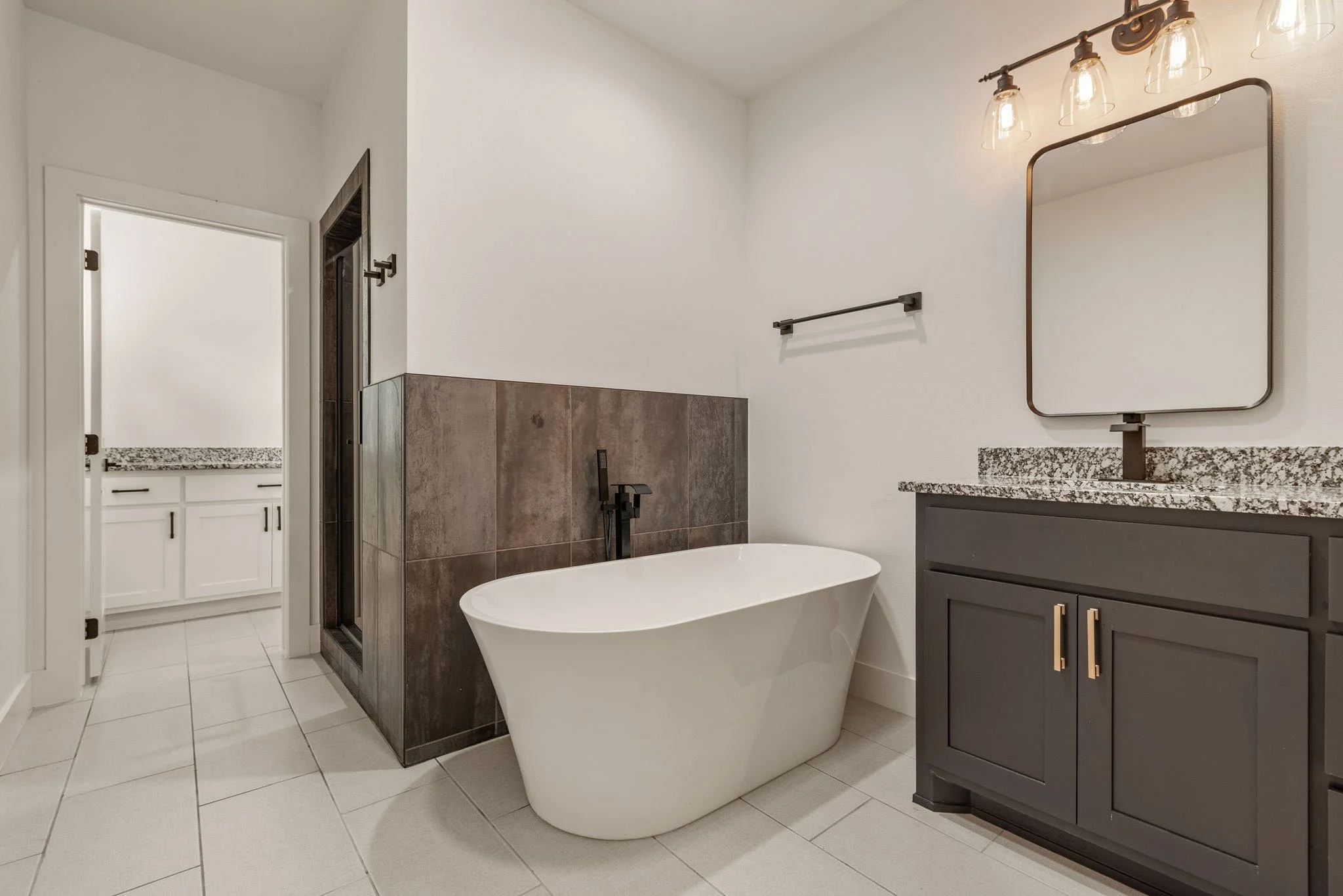 32-web-or-mls-2402 E Northampton St_Int_GCREP-20.jpg