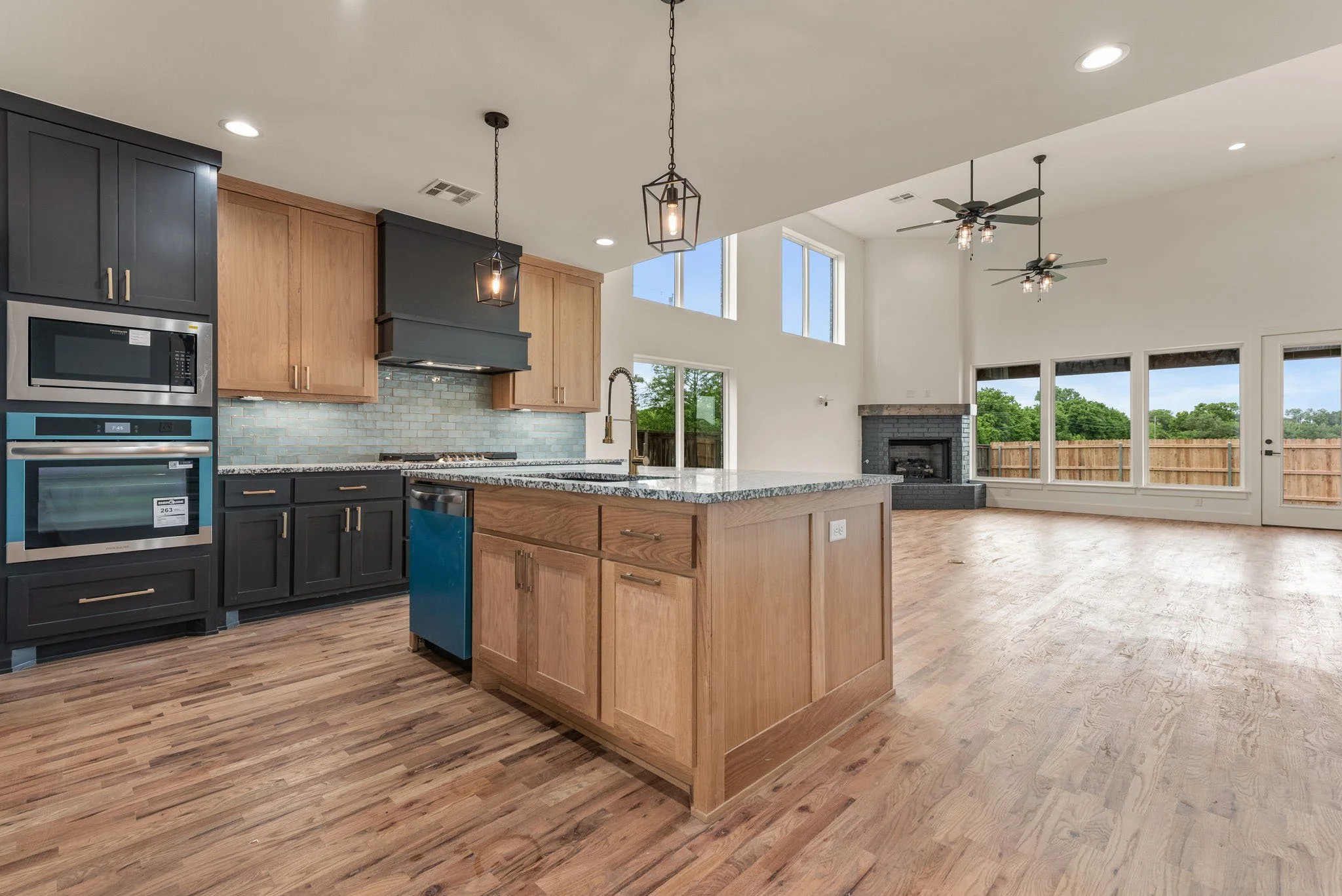19-web-or-mls-2402 E Northampton St_Int_GCREP-34.jpg