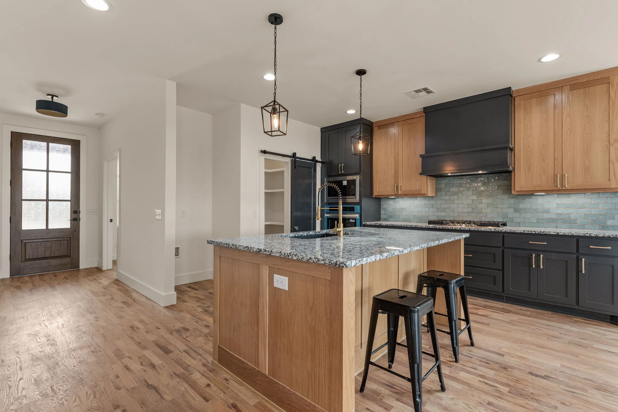 20-web-or-mls-2402 E Northampton St_Int_GCREP-35.jpg