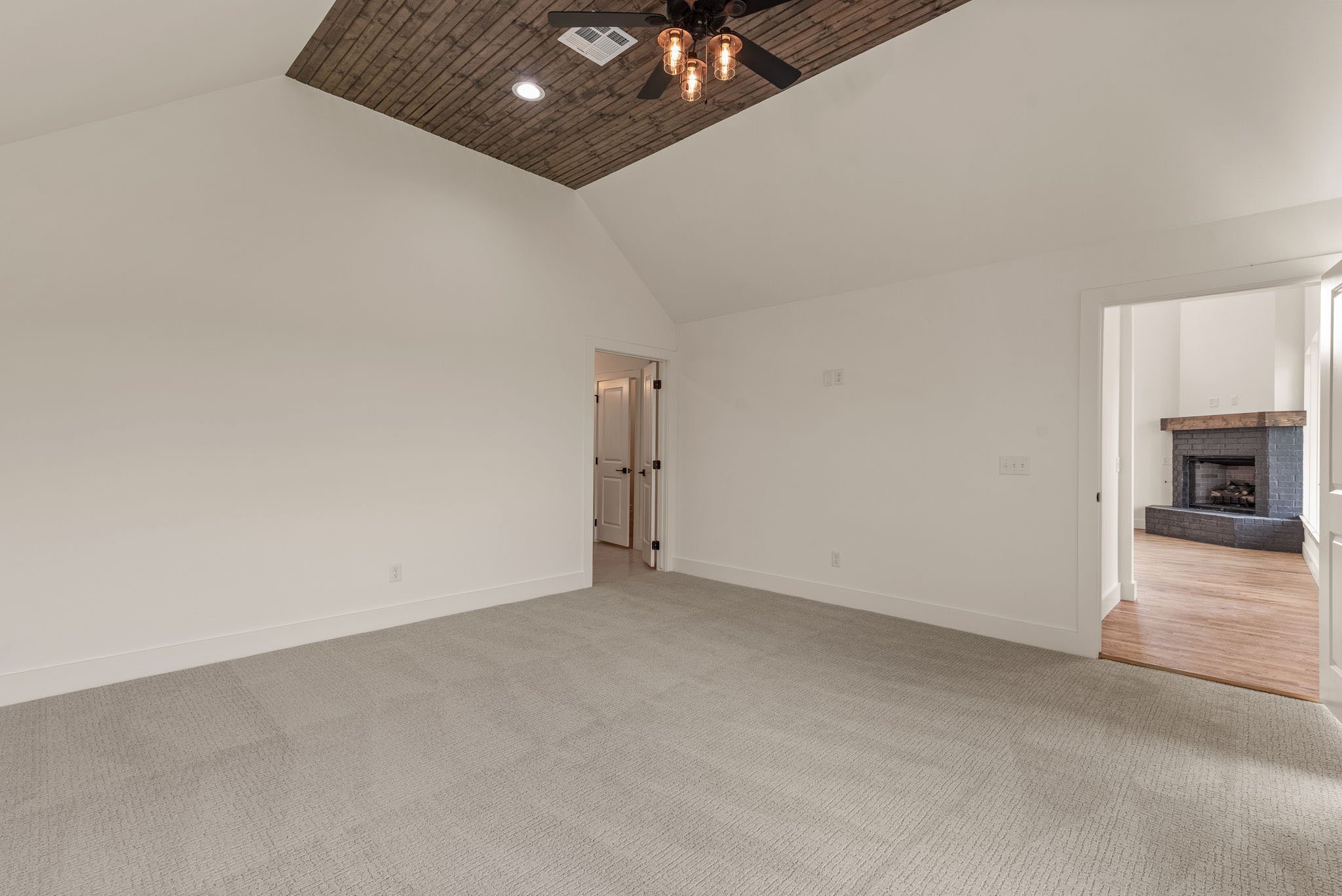 27-web-or-mls-2402 E Northampton St_Int_GCREP-15.jpg