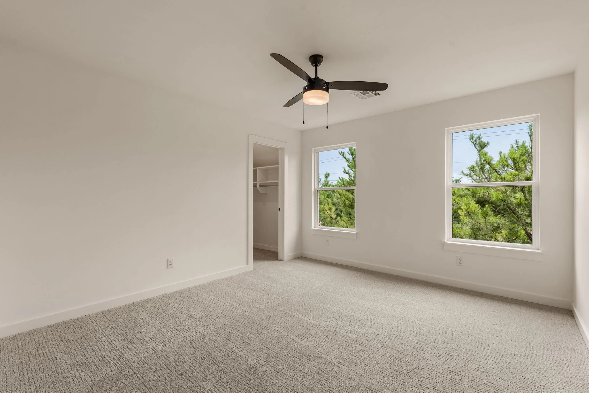 44-web-or-mls-2402 E Northampton St_Int_GCREP-4.jpg