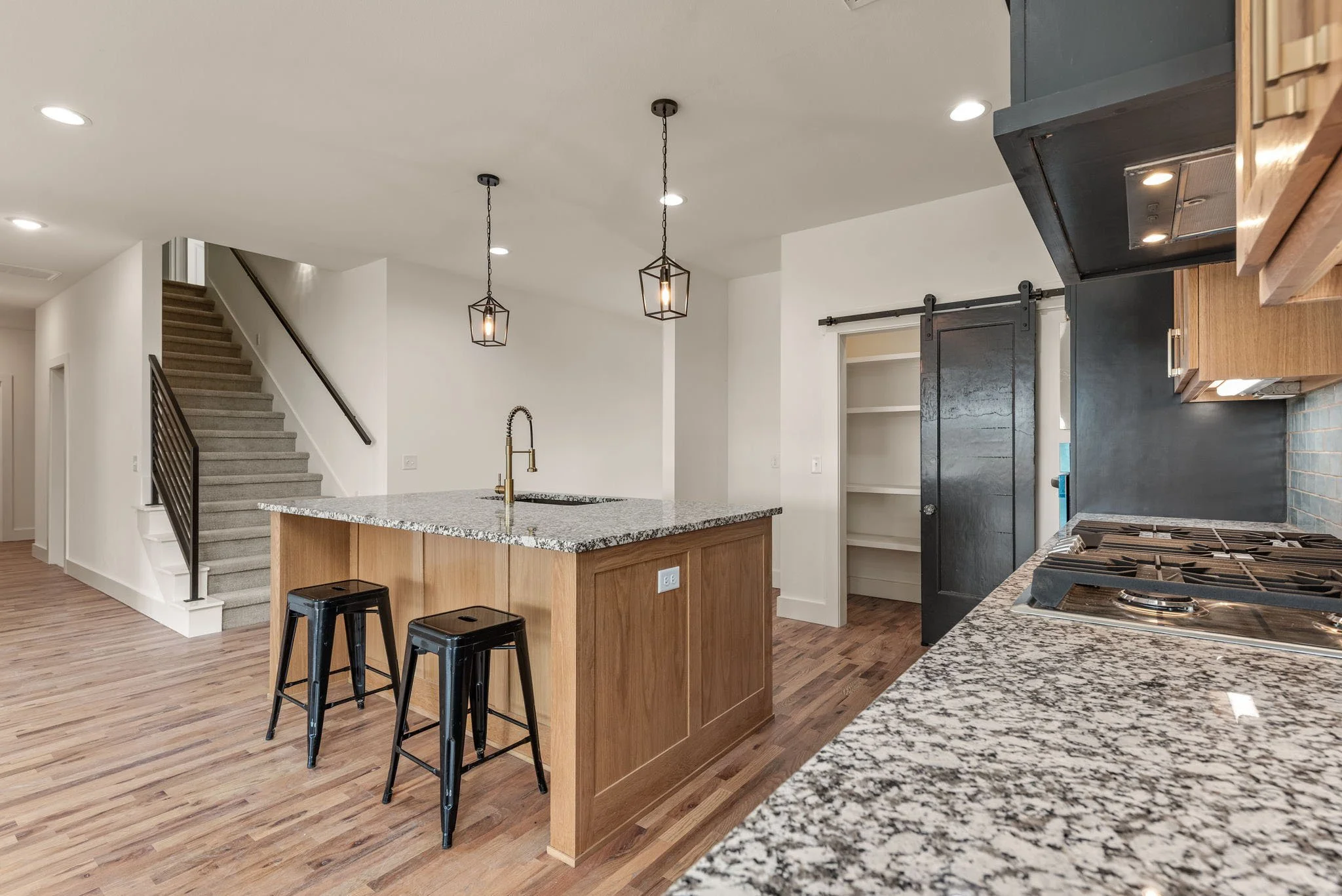 21-web-or-mls-2402 E Northampton St_Int_GCREP-36.jpg