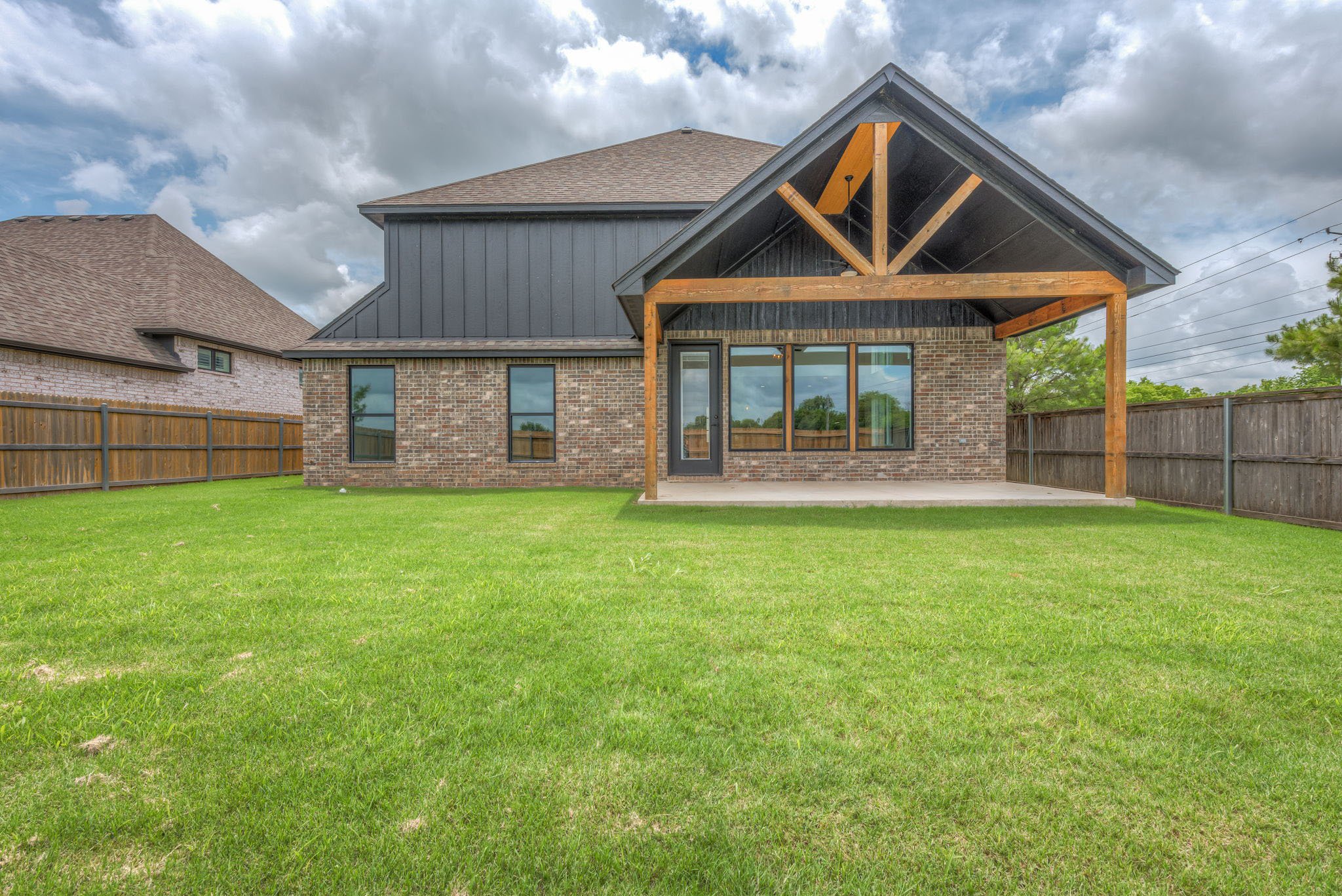 56-web-or-mls-2402 E Northampton St_Ext_GCREP-3.jpg