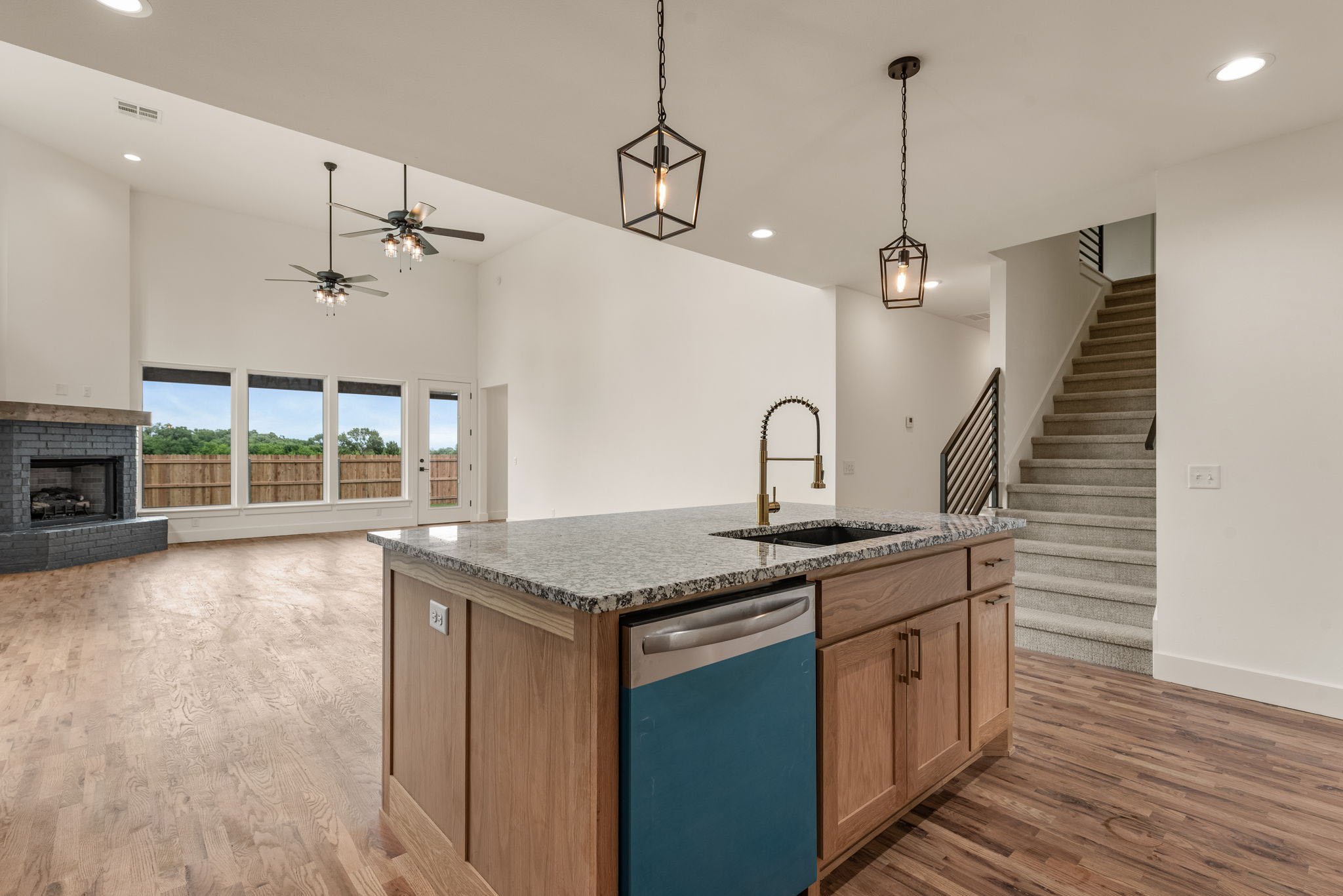 22-web-or-mls-2402 E Northampton St_Int_GCREP-37.jpg