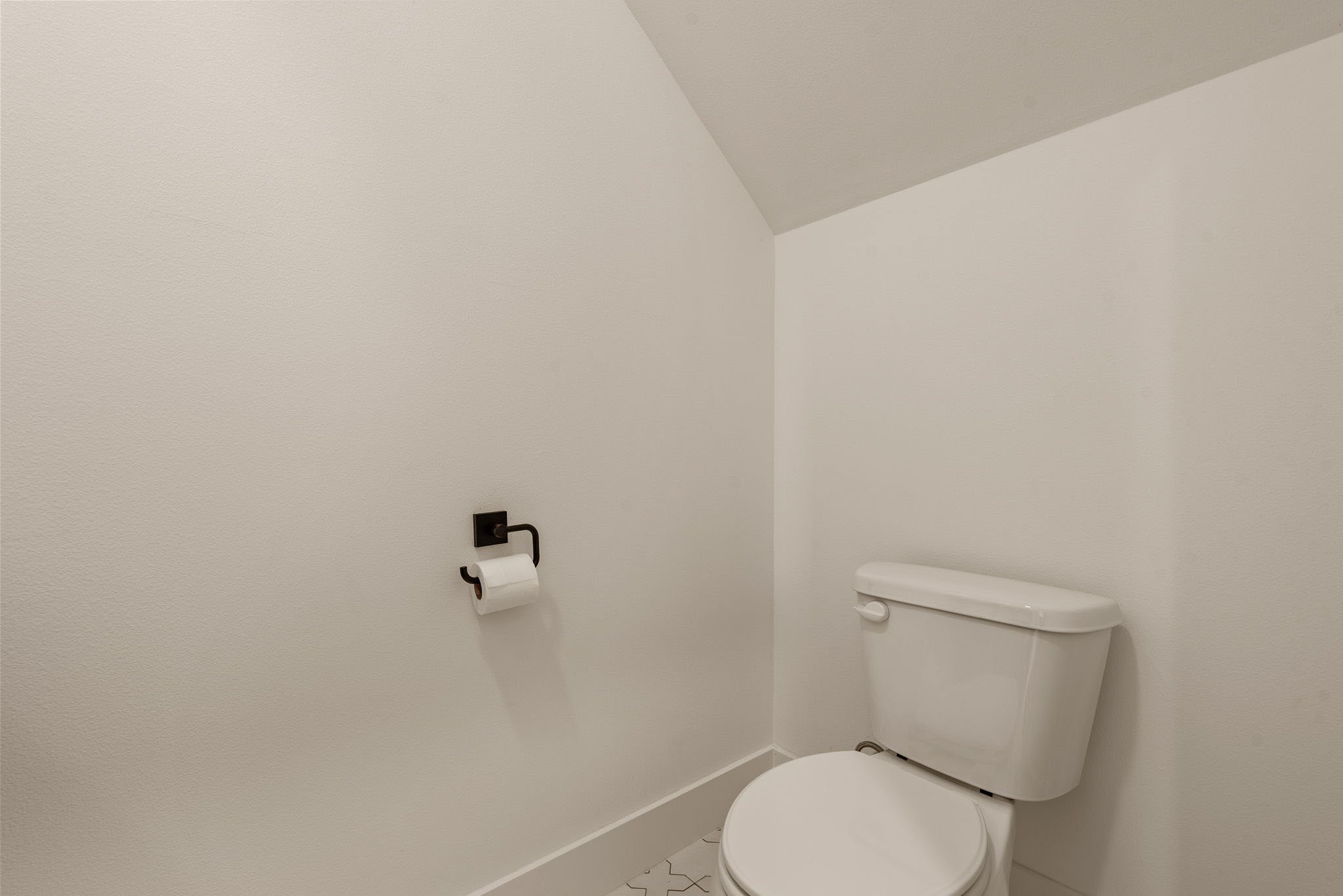 40-web-or-mls-2402 E Northampton St_Int_GCREP-28.jpg