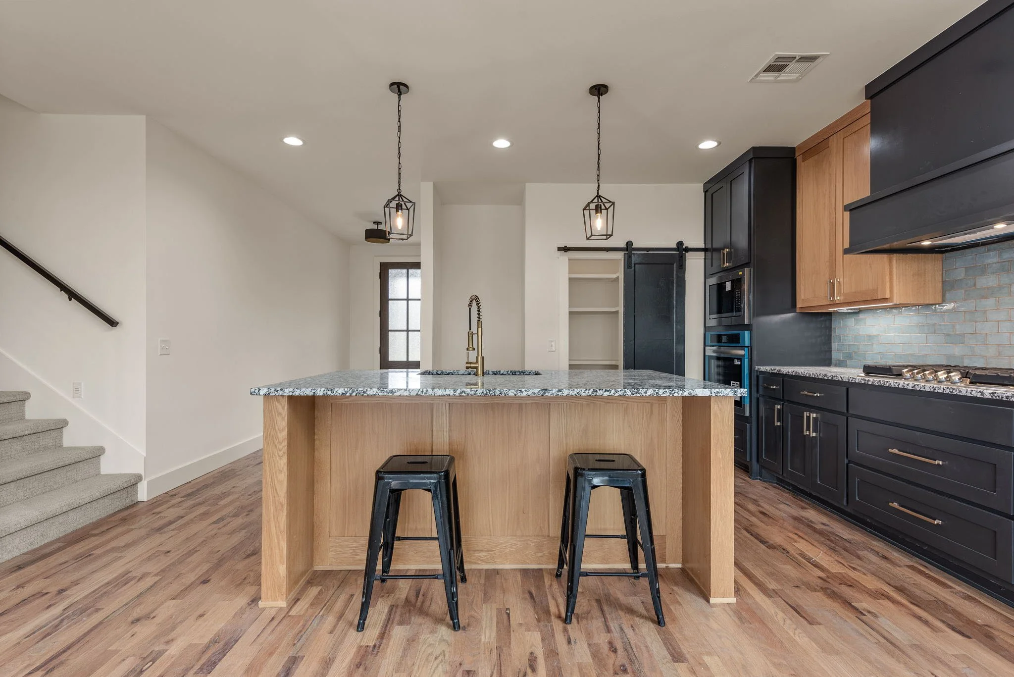 18-web-or-mls-2402 E Northampton St_Int_GCREP-47.jpg