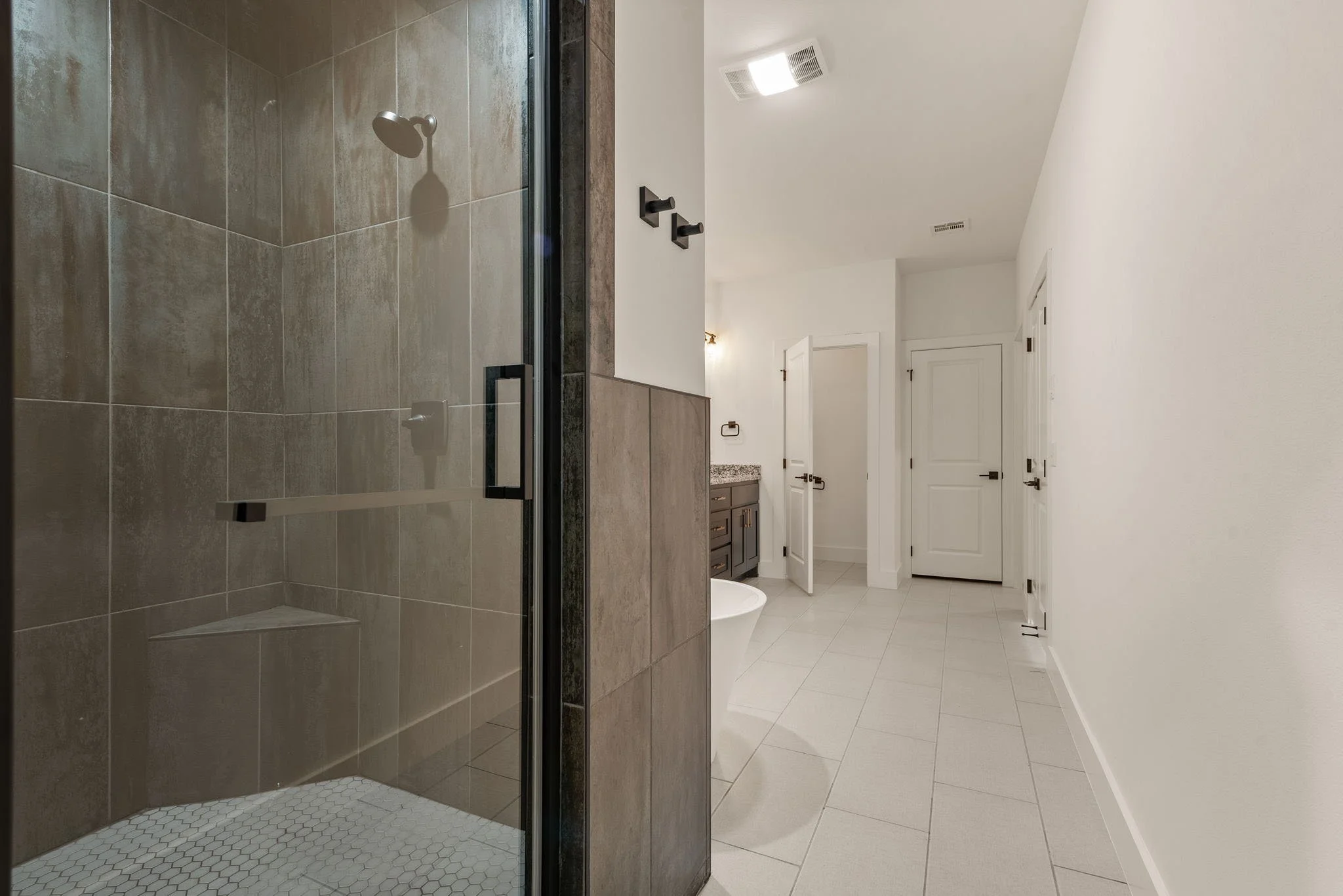 35-web-or-mls-2402 E Northampton St_Int_GCREP-23.jpg