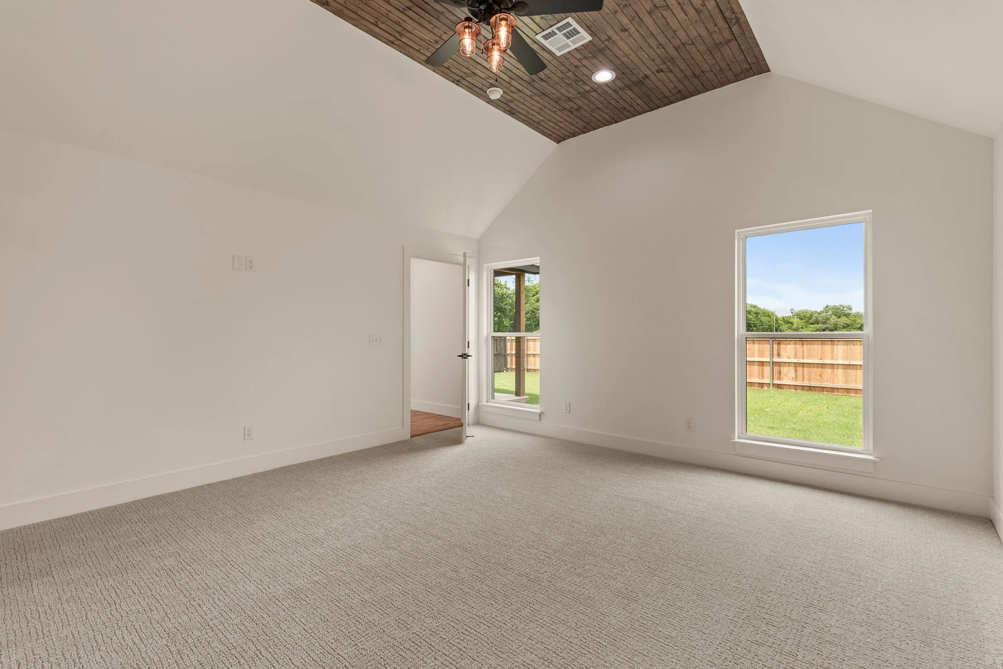 28-web-or-mls-2402 E Northampton St_Int_GCREP-16.jpg