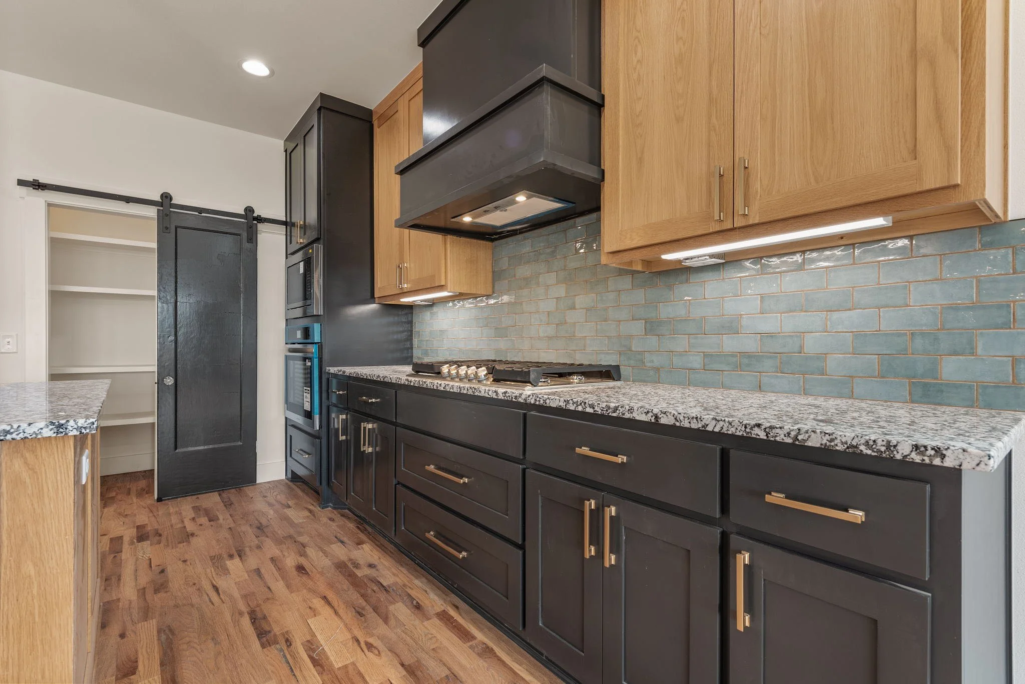 25-web-or-mls-2402 E Northampton St_Int_GCREP-40.jpg