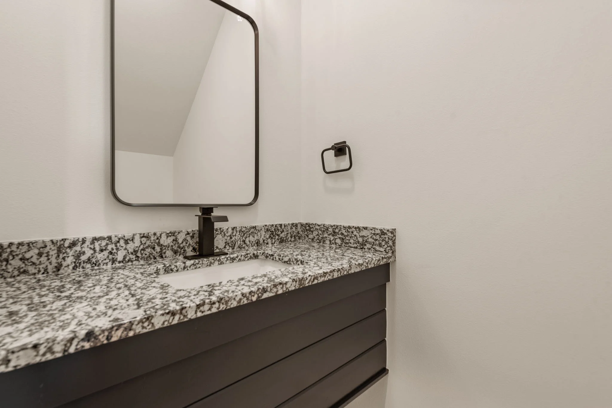 39-web-or-mls-2402 E Northampton St_Int_GCREP-27.jpg