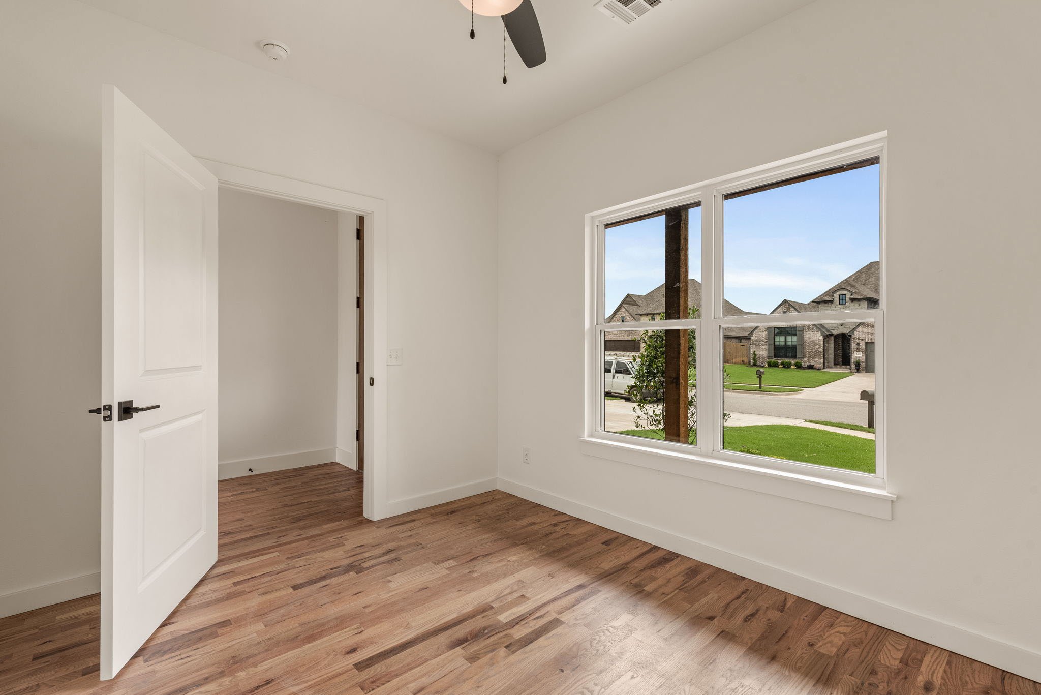 10-web-or-mls-2402 E Northampton St_Int_GCREP-30.jpg
