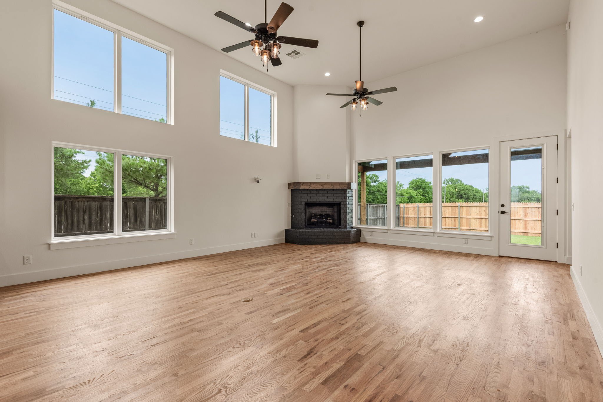 13-web-or-mls-2402 E Northampton St_Int_GCREP-42.jpg
