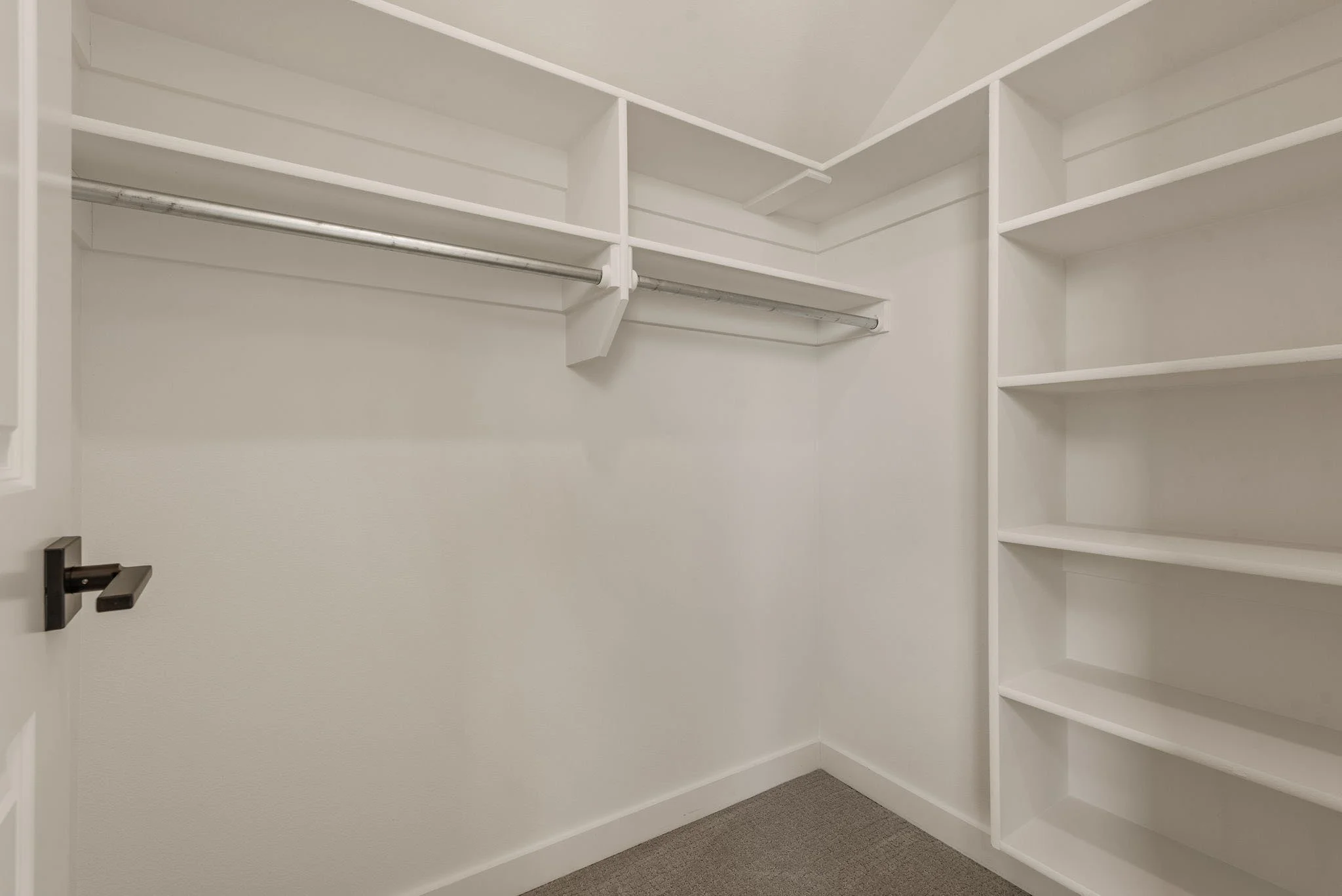 49-web-or-mls-2402 E Northampton St_Int_GCREP-9.jpg